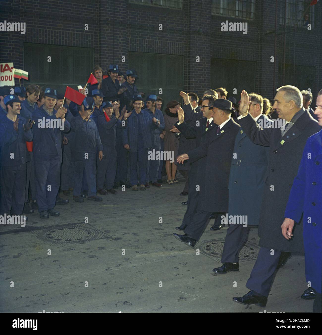 Poznañ 14.11.1973. Wizyta delegacji Ludowej Republiki Bu³garii pod przewodnictsem i sekretarza KC Bu³garskiej Partii Komunistycznej, przewodnicz¹cego Rady Pañstwa LRB Todora ¯iwkowa, w dniach 12-16 listopada. Zak³ady Przemys³u Metalowego Henryk Cegielski. NZ. m.in. I sekretarz KC PZPR Edward Gierek (P), Todor ¯iwkow (2P), Premier LRB Stanko Todorow (3P). mw PAP/Jan Morek Posen 14. November 1973. Der Besuch einer Delegation der Volksrepublik Bulgarien (PRB) unter der Leitung des 1st. Sekretärs der Kommunistischen Partei Bulgariens, des Vorsitzenden des Staatsrats der PRB, Todor Zhivkov, am 12. Und 16. November. Stockfoto