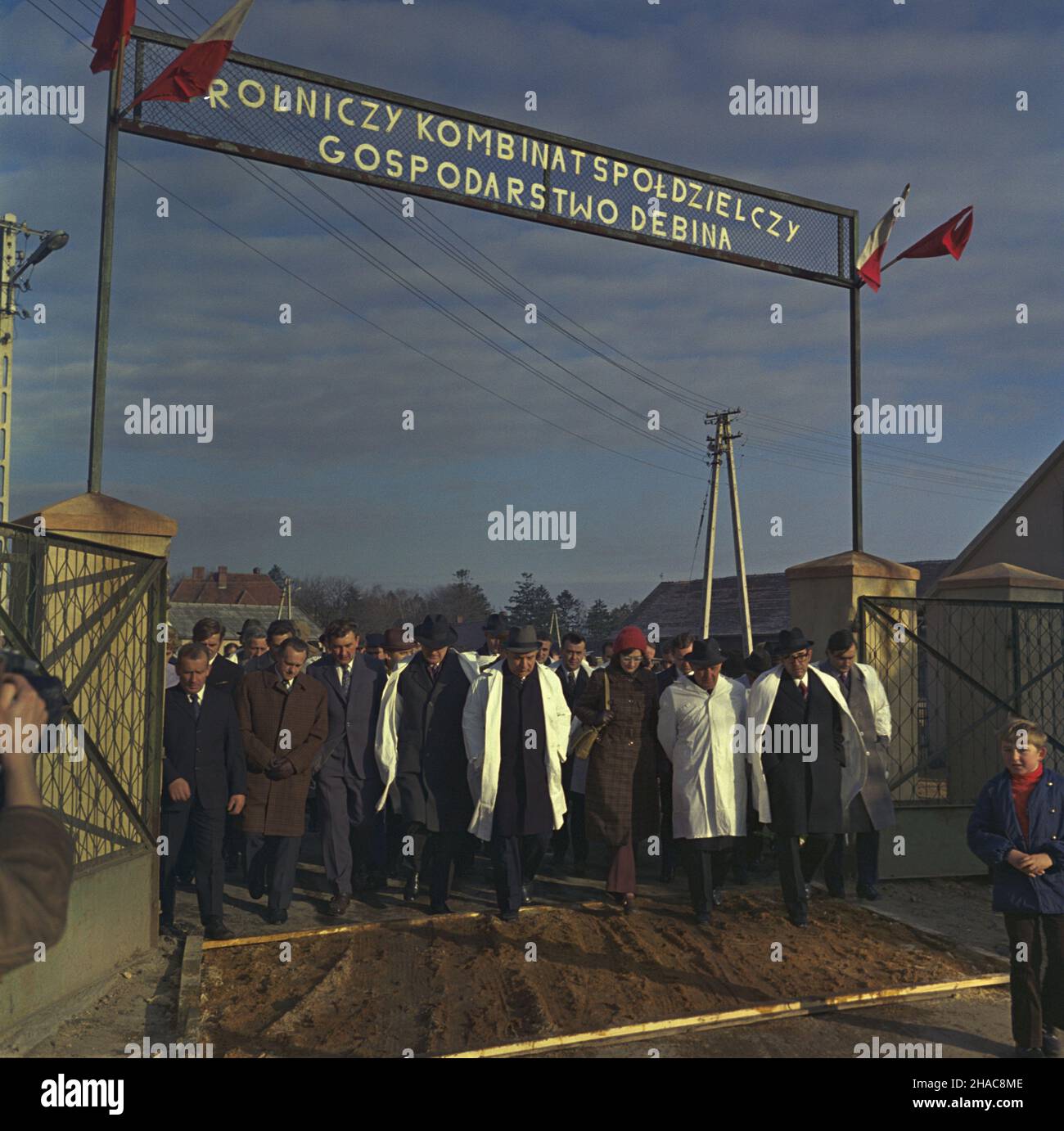 Poznañ 15.11.1973. Wizyta delegacji Ludowej Republiki Bu³garii pod przewodnictsem i sekretarza KC Bu³garskiej Partii Komunistycznej, przewodnicz¹cego Rady Pañstwa LRB Todora ¯iwkowa, w dniach 12-16 listopada. Zwiedzanie Rolniczego Kombinatu Spó³dzielczego Gospodarstwo Dêbina. NZ. w pierwszym rzêdzie m.in: premier Piotr Jaroszewicz (4L), Todor ¯iwkow (7L), Premier LRB Stanko Todorow (8L). mw PAP/Jan Morek Posen 15. November 1973. Besuch einer Delegation der Volksrepublik Bulgarien (PRB) unter Leitung des ersten Sekretärs des Zentralkomitees der Kommunistischen Partei Bulgariens und Stockfoto