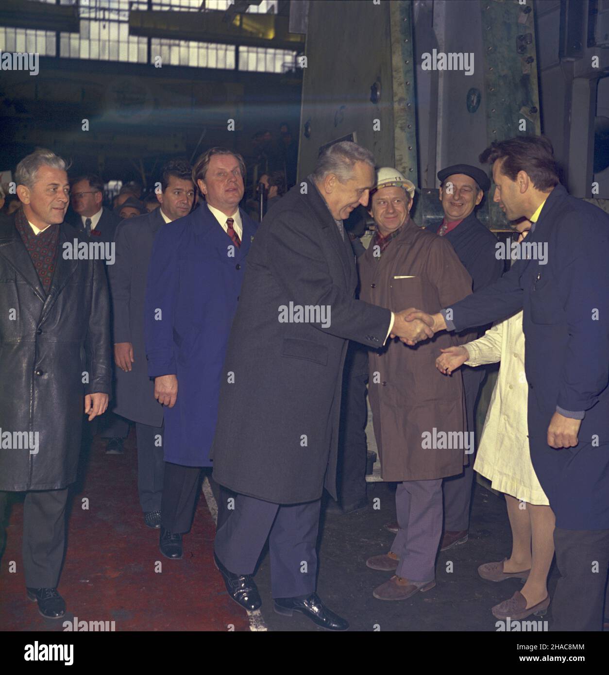 Poznañ 14.11.1973. Wizyta delegacji Ludowej Republiki Bu³garii pod przewodnictsem i sekretarza KC Bu³garskiej Partii Komunistycznej, przewodnicz¹cego Rady Pañstwa LRB Todora ¯iwkowa, w dniach 12-16 listopada. Spotkanie z pracownikami Zak³adów Przemys³u Metalowego Henryk Cegielski. NZ. m.in. I sekretarz KC PZPR Edward Gierek (4P). mw PAP/Jan Morek Posen 14. November 1973. Eine Delegation der Volksrepublik Bulgarien (PRB) unter der Leitung des Ersten Sekretärs der Kommunistischen Partei Bulgariens, des Vorsitzenden des Staatsrats der PRB, Todor Zhivkov, besuchte am 12. Und 16. November Polen. Treffen mit dem Stockfoto