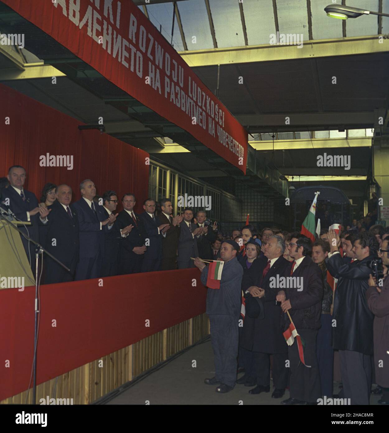 Poznañ 14.11.1973. Wizyta delegacji Ludowej Republiki Bu³garii (LRB) pod przewodnictwem i sekretarza KC Bu³garskiej Partii Komunistycznej, przewodnicz¹cego Rady Pañstwa LRB Todora ¯iwkowa, w dniach 12-16 listopada. NZ. w Zak³adach Przemys³u Metalowego Henryk Cegielski, na pierwszym planie od lewej: cz³onek Biura Politycznego KC PZPR Premier Piotr Jaroszewicz, Todor ¯iwkow, i sekretarz Komitetu Centralnego Polskiej Zjednoczonej Partii Robotniczej (KC PZPR) Edward Gierek, przewodnicz¹cy Rady Ministrów LRB Stanko Todorow oraz sekretarz KC PZPR prasê £powasny i jerny propagandê powaszialny Stockfoto