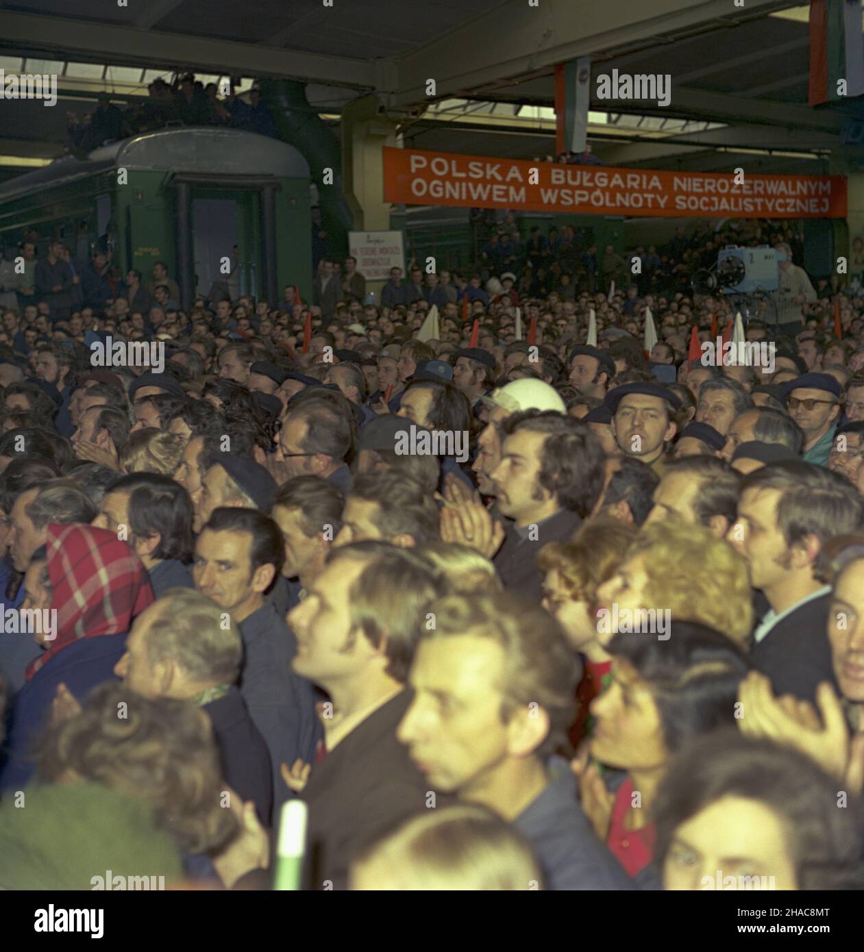 Poznañ 14.11.1973. Wizyta delegacji Ludowej Republiki Bu³garii (LRB) pod przewodnictwem i sekretarza KC Bu³garskiej Partii Komunistycznej, przewodnicz¹cego Rady Pañstwa LRB Todora ¯iwkowa, w dniach 12-16 listopada. NZ. w Zak³adach Przemys³u Metalowego Henryk Cegielski, w hali lokomotyw i wagonów. mw PAP/Jan Morek Posen 14. November 1973. Besuch einer Delegation der Volksrepublik Bulgarien (PRB) unter der Leitung des ersten Sekretärs des Zentralkomitees der Kommunistischen Partei Bulgariens und des Vorsitzenden des Staatsrats, Todor Schiwkow, am 12. Und 16. November. Im Bild: Auf der Henryk Cegielski Meta Stockfoto