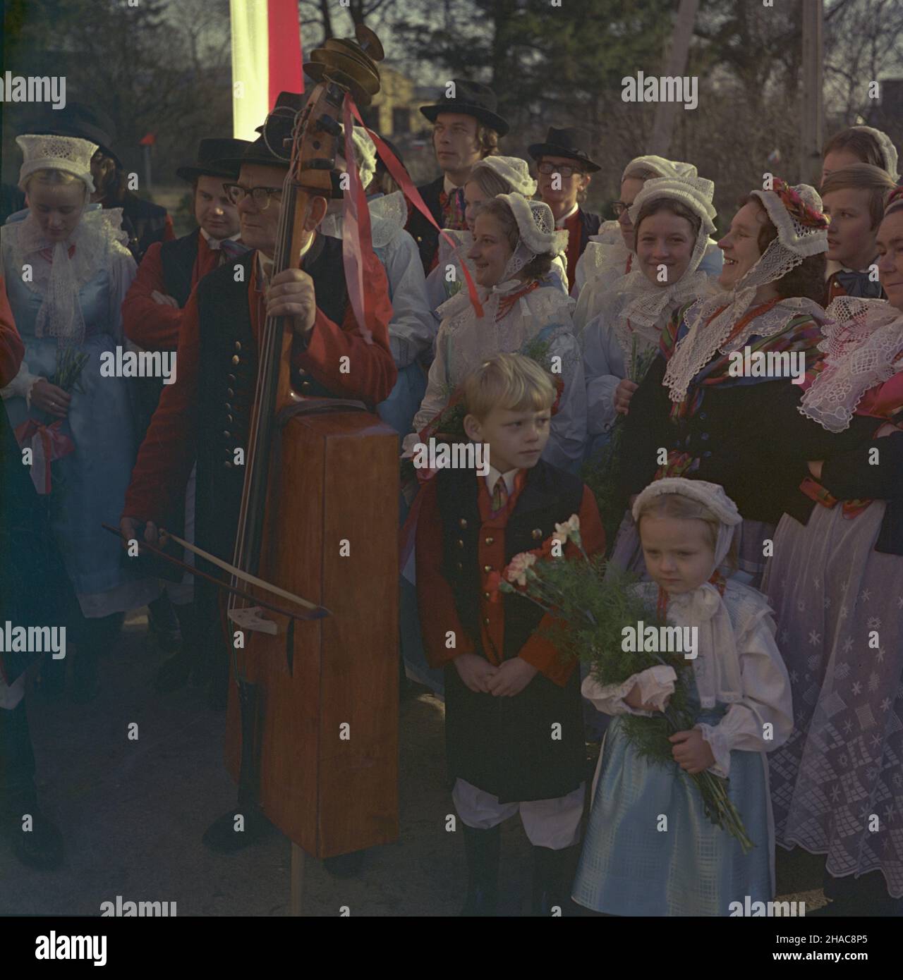 Poznañ 15.11.1973. Wizyta delegacji Ludowej Republiki Bu³garii pod przewodnictsem i sekretarza KC Bu³garskiej Partii Komunistycznej, przewodnicz¹cego Rady Pañstwa LRB Todora ¯iwkowa, w dniach 12-16 listopada. NZ. grupa powitalna w Rolniczym Kombinacie Spó³dzielczym Gospodarstwo Dêbina. mw PAP/Jan Morek Posen 15. November 1973, Warschau 15. November 1973. Der Besuch einer Delegation der Volksrepublik Bulgarien (PRB) unter der Leitung des 1st. Sekretärs der Kommunistischen Partei Bulgariens, des Vorsitzenden des Staatsrats der PRB, Todor Zhivkov, am 12. Und 16. November. Im Bild: Die Welcomig-Gruppe in der Debina Stockfoto