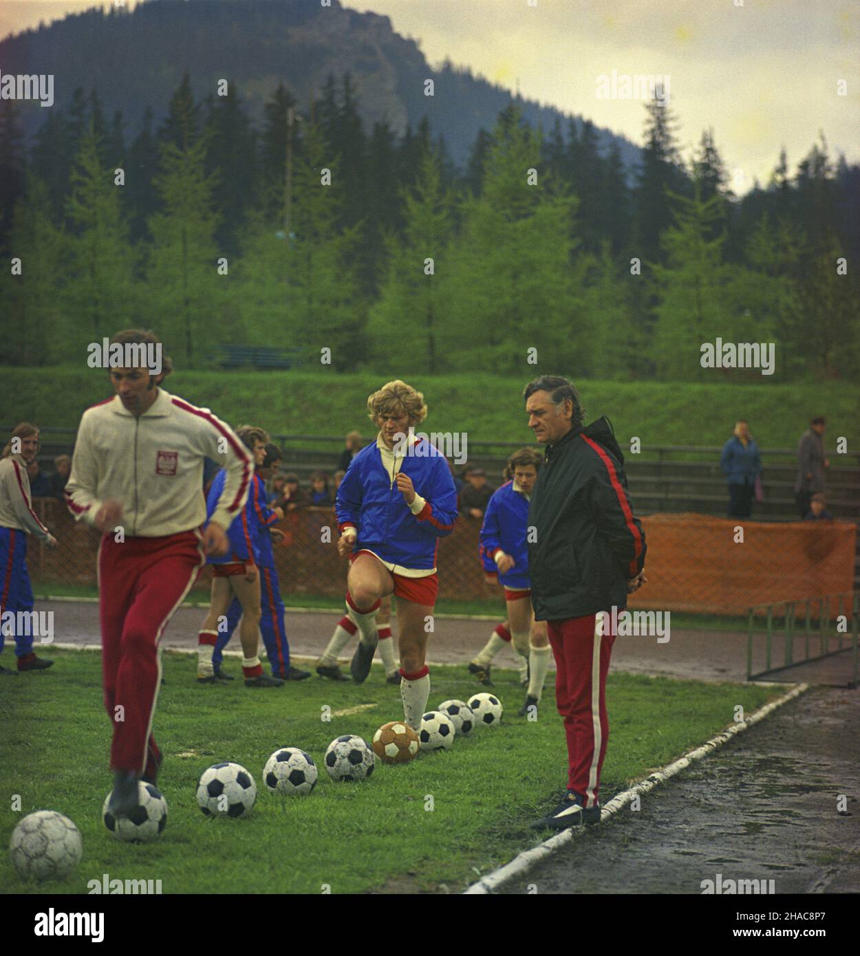 Zakopane 05,1974. Zgrupowanie pi³karskiej reprezentacji Polski przed X Mistrzostwami Œwiata w Pi³ce No¿nej 1974 w RFN. Reprezentacja prowadzona przez Kazimierza Górskiego mieszka³a i trenowa³a na obiektach Centralnego Oœrodka Sportu. Nz. Kazimierz Deyna (L), Jerzy Gorgoñ (C), Kazimierz Górski (P). uu PAP/Chris Niedenthal Zakopane, Polen, Mai 1974. Kazimierz Deyna (L), Jerzy Gorgon (C) und Cheftrainer Kazimierz Gorski (R) während eines Trainings im Central Sports Center in Zakopane. Die polnische Fußballnationalmannschaft ist vor der Fußball-Weltmeisterschaft 1974 in Deutschland auf einem Trainingslager. PAP/CHRIS Stockfoto