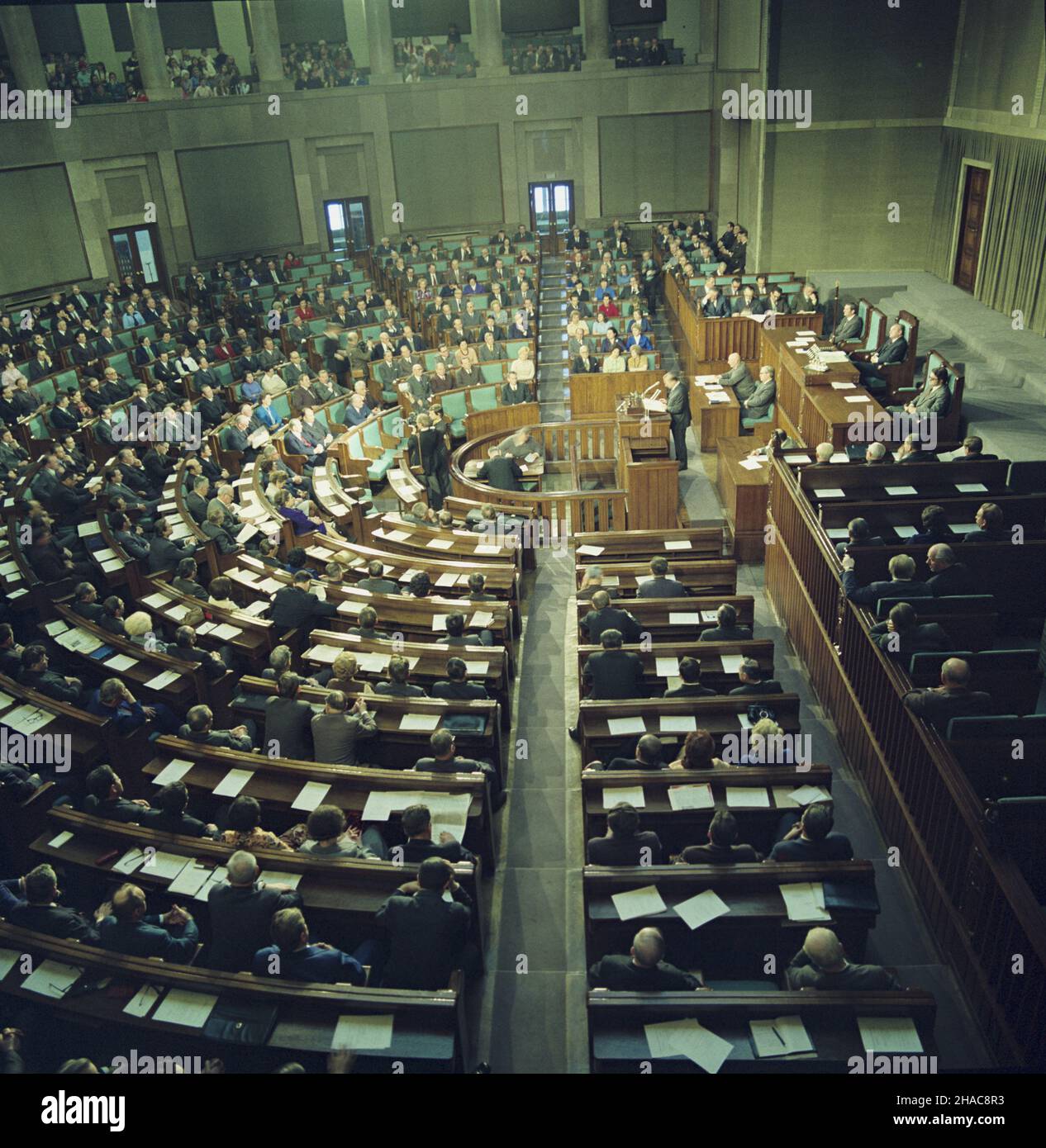 Warszawa 12,1973. Sejm obradowa³ 14 i 15 grudnia, debatowano o za³o¿eniach gospodarczych i spo³ecznych projectu planu na rok 1974. NZ. sala posiedzeñ. mw PAP/Janusz Rosikoñ Dok³adny dzieñ wydarzenia nieustalony. Warschau Dezember 1973. Der Sejm (Unterhaus) sitzt vom 14. Bis 15. Dezember und diskutiert die sozioökonomischen Leitlinien, die in einem Planentwurf für 1974 enthalten sind. Im Bild: Der Debattiersaal. mw PAP/Janusz Rosikon Exac Datum unbekannt. Stockfoto