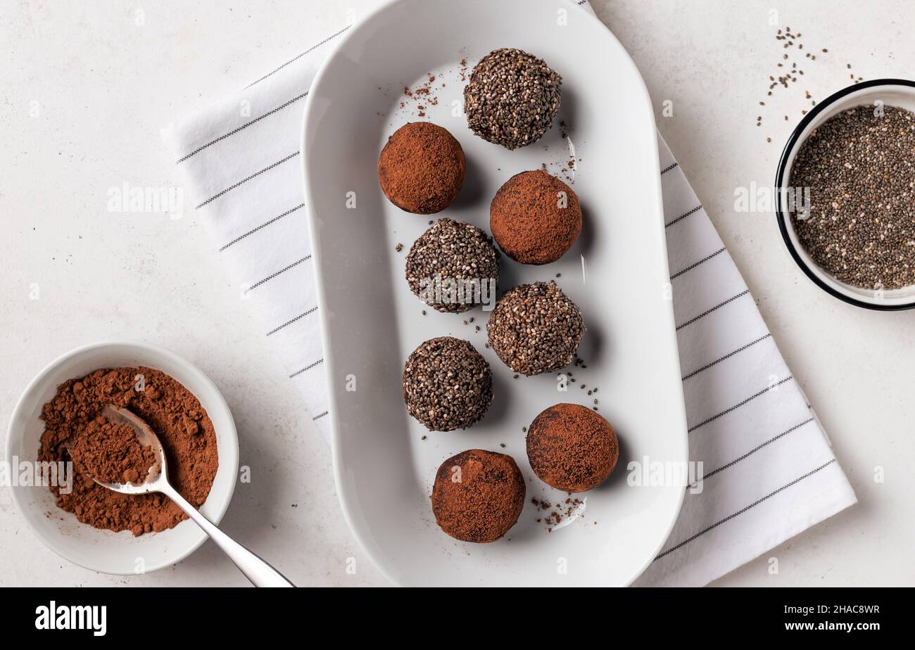 Datteln, Chiasamen und Kakaobauben Stockfoto