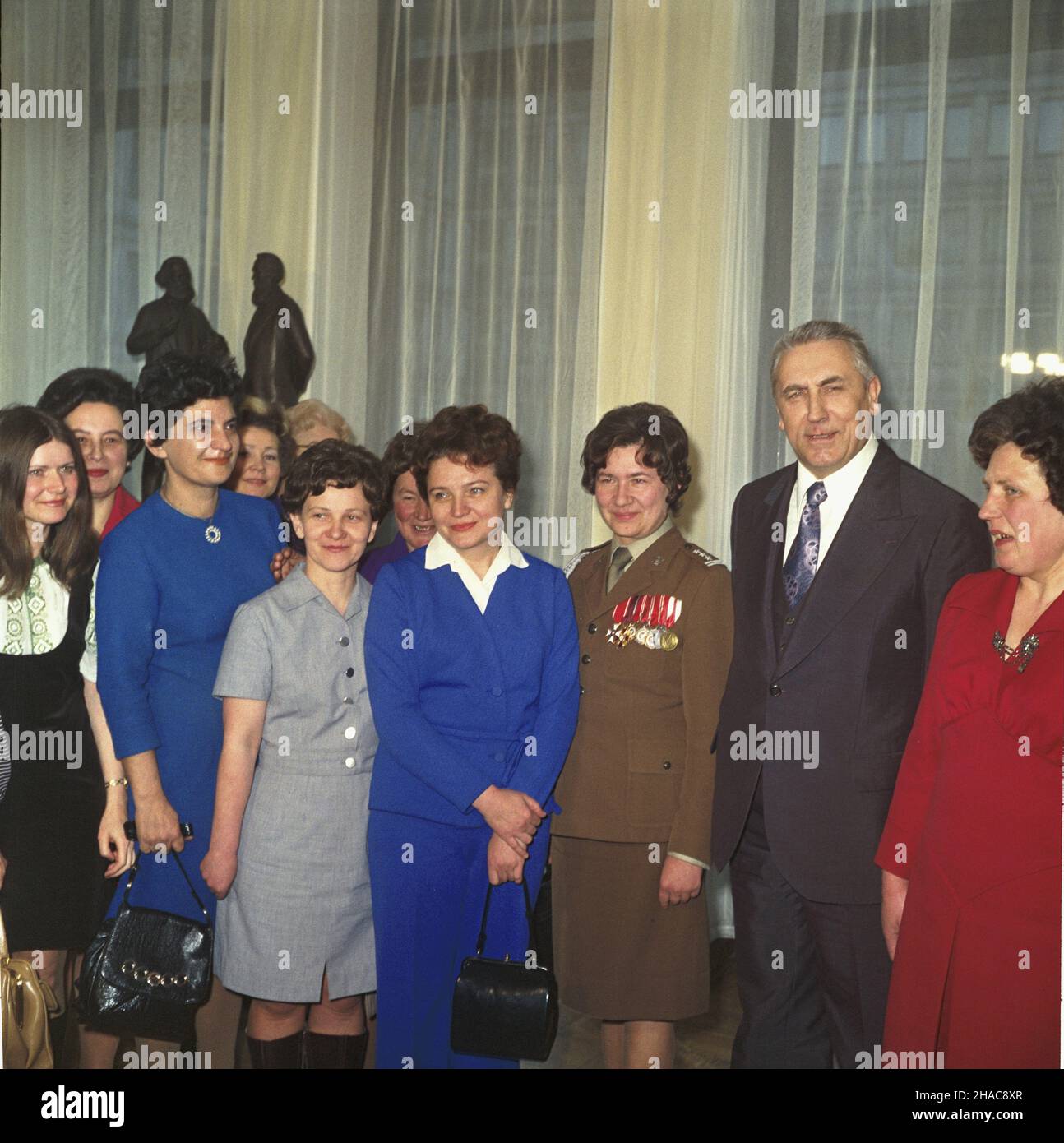 Warszawa 08.03.1974. Spotkanie w gmachu KC PZPR z okazji Œwiêta Kobiet. Nz. I sekretarz KC PZPR Edward Gierek i jego goœcie. mw PAP/Jan Morek Warschau, 08. März 1974. Ein Treffen im Gebäude des Zentralkomitees der Polnischen Vereinigten Arbeiterpartei (PUWP CC) anlässlich des Frauentags. Im Bild: 1st Sekretär des PUEWP CC Edward Gierek und seine Gäste. mw PAP/Jan Morek Stockfoto