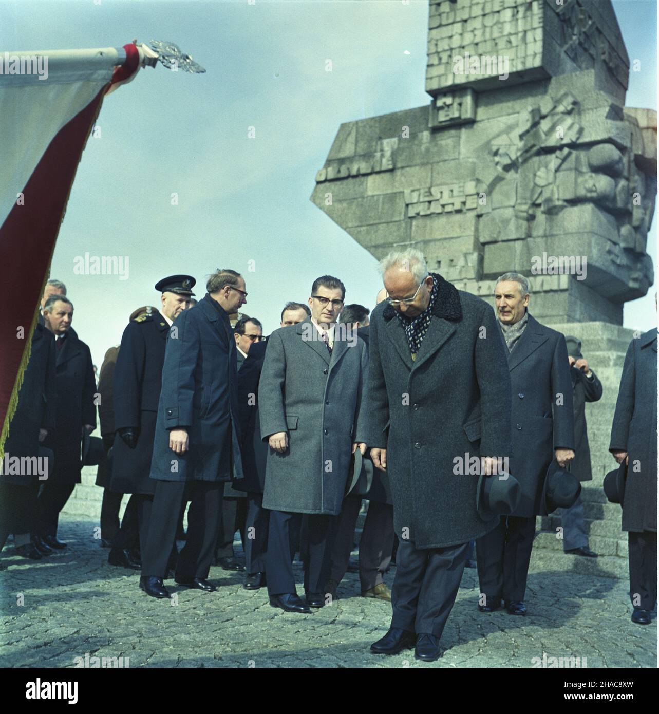 Gdañsk 12.03.1974. Wizyta delegacji partyjno rz¹dowej Czechos³owacji pod przewodnictwem sekretarza generalnego Komunistycznej Partii Czechos³owacji (KPCz) Gustawa Husaka w dniach 11-15 marca. NZ. przy pomniku na Westerplatte, od prawej: Edward Gierek, sekretarz generalny (KPCz) Gustaw Husak, Premier rz¹du Czechos³owackiej Republiki Socjalistycznej (CSRS) Lubomir Strougal. mw PAP/Jan Morek Danzig, 12. März 1974. Besuch der Partei- und Regierungsdelegation von Czechslowak unter Führung des Generalsekretärs der Tschechoslowakischen Kommunistischen Partei (CzCP) Gustav Husak am 11. Und 15. März. Im monum Stockfoto