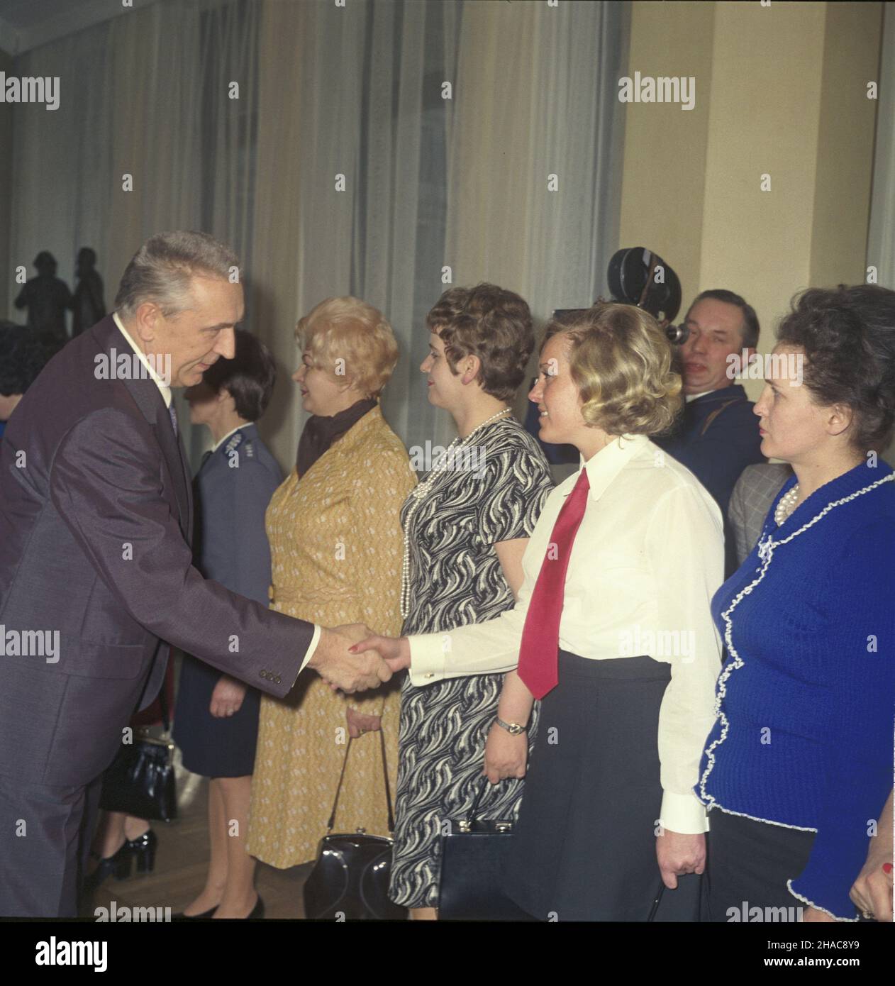 Warszawa 08.03.1974. Spotkanie w gmachu KC PZPR z okazji Œwiêta Kobiet. Nz. I sekretarz KC PZPR Edward Gierek i jego goœcie. mw PAP/Jan Morek Warschau, 8. März 1974. Ein Treffen im Sitz des Zentralkomitees der Polnischen Vereinigten Arbeiterpartei (PUWP CC) anlässlich des Frauentags. Im Bild: PUWP CC 1st Sekretär Edward Gierek und seine Gäste. mw PAP/Jan Morek Stockfoto