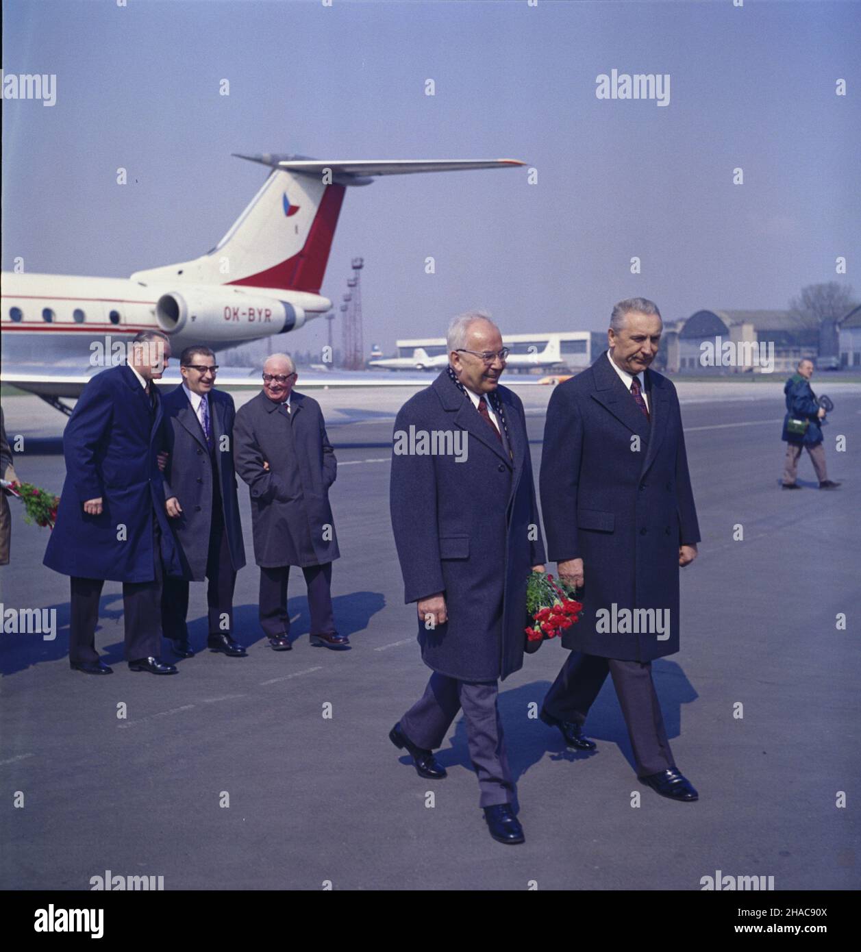 Warszawa 16.04.1974. Powitanie na lotnisku Okêcie delegacji Czechos³owacji przyby³ej na posiedzenie Doradczego Komitetu Politycznego Pañstw-Stron Uk³adu Warszawskiego (obrady 17-18 kwietnia). NZ. od prawej: I sekretarz KC PZPR Edward Gierek, sekretarz generalny Komunistycznej Partii Czechos³owacji (KPCz) Gustaw Husak, przewodnicz¹cy Rady Pañstwa Henryk Jab³oñski, Premier rz¹du CSRS Lubomir Strougal, Premier Piotr Jaroszewicz. mw PAP/Jan Morek Warschau, 16. April 1974. Willkommen bei der Delegation der Tschechoslowakischen Republik zu einer Sitzung des Politischen Beratenden Ausschusses für die Vertragsstaaten der t Stockfoto