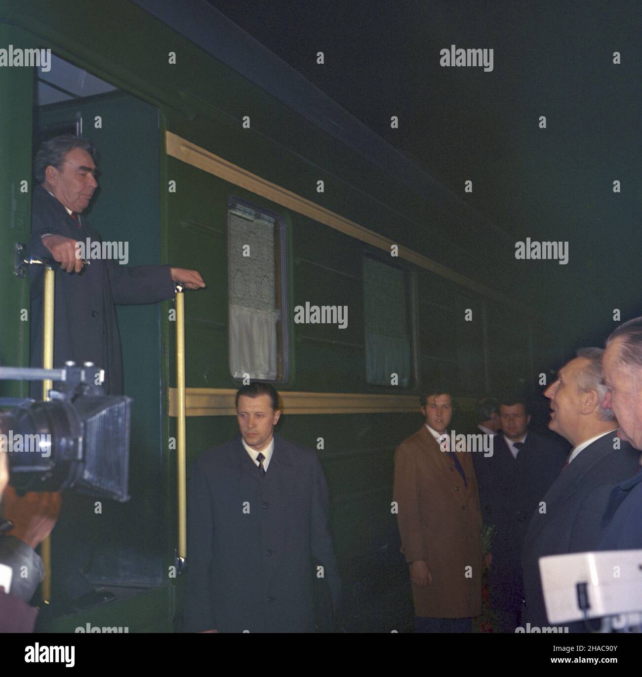 Warszawa 18.04.1974. Posiedzenie Doradczego Komitetu Politycznego Pañstw - Stron Uk³adu Warszawskiego. Po¿egnanie sekretarza generalnego KC KPZR Leonida Bre¿niewa (L). Nz. I sekretarz Komitetu Centralnego Polskiej Zjednoczonej Partii Robotniczej Edward Gierek (2P), prezes Rady Ministrów Piotr Jaroszewicz (1P). uu PAP/Jan Morek Warschau, 18. April 1974. Eine Sitzung des Politischen Beratenden Ausschusses für die Vertragsstaaten des Warschauer Paktes. Abschied vom Generalsekretär des Zentralkomitees der Kommunistischen Partei der Sowjetunion, Leonid Breschnew (links). Im Bild: 1st Sekretär des Polens Stockfoto