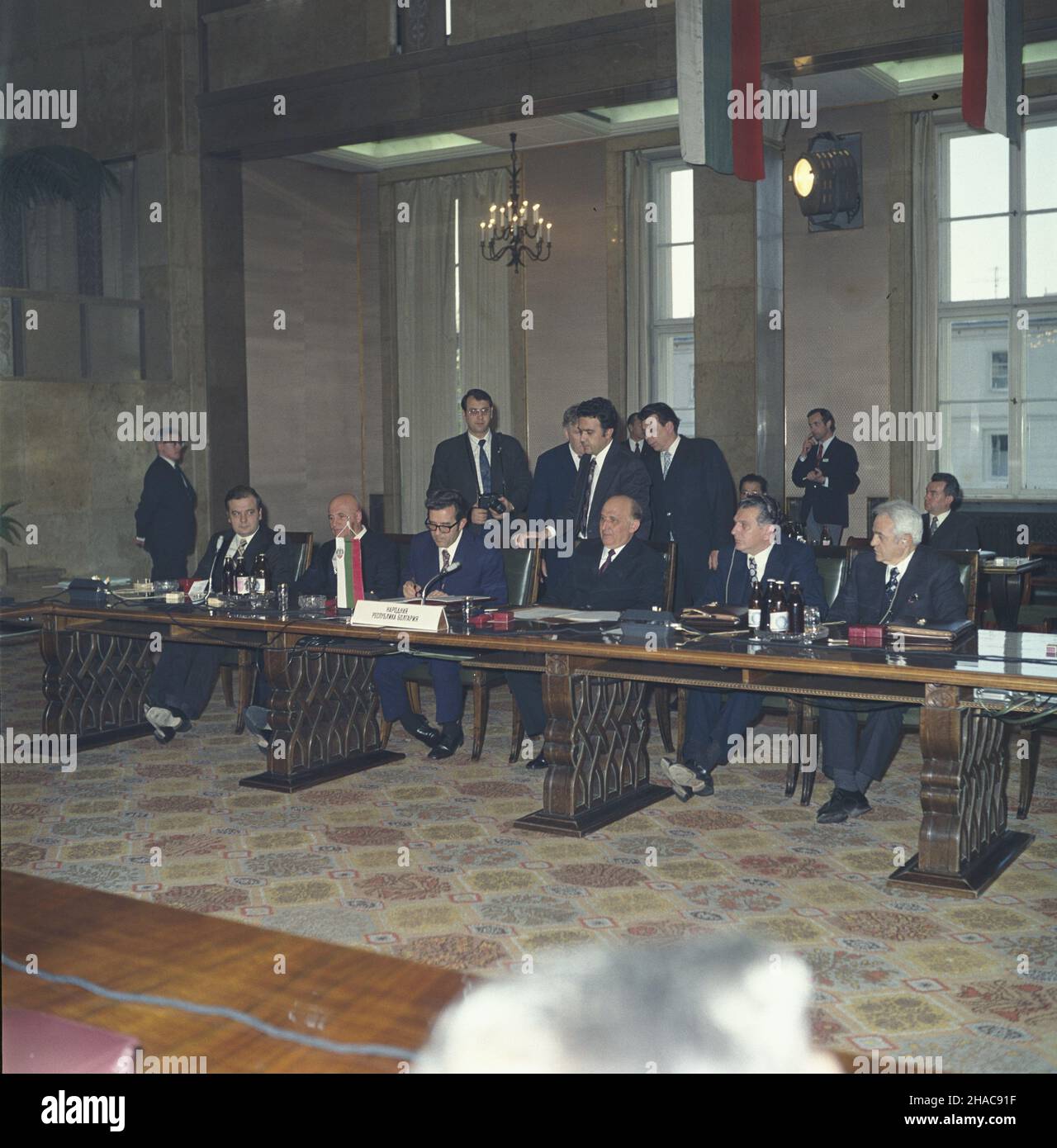 Warszawa 18.04.1974. Posiedzenie Doradczego Komitetu Politycznego Pañstw - Stron Uk³adu Warszawskiego w siedzibie Rady Ministrów PRL. Z ramienia Ludowej Republiki Bu³garii udzia³ wziêli m.in.: (siedza przy stole) i sekretarz KC Bu³garskiej Partii Komunistycznej Todor ¯iwkow (4L), przewodnicz¹cy Rady Pañstwa, przewodnicz¹cy Rady Ministrów LRB Stanko Todorow (3L). uu PAP/Jan Morek Warschau, 18. April 1974. Sitzung des Politischen Beratenden Ausschusses für die Vertragsstaaten des Warschauer Paktes am Sitz des Ministerrats der Polnischen Volksrepublik. Bulgarien war unter anderem durch vertreten Stockfoto