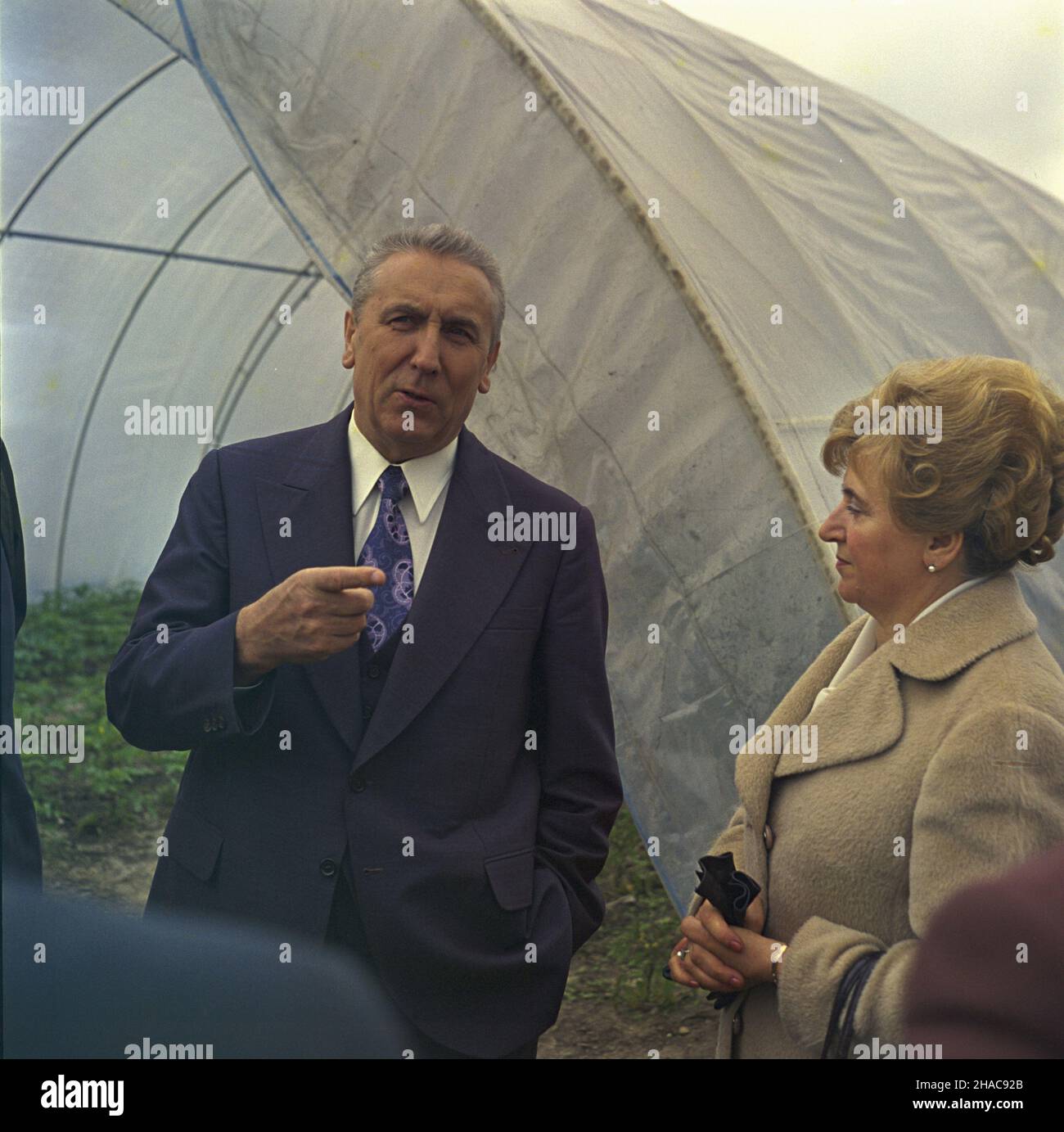 Skierniewice 06.05.1974. I sekretarz Komitetu Centralnego Polskiej Zjednoczonej Partii Robotniczej Edward Gierek wraz z ma³¿onk¹ Stanis³aw¹ w Instytucie Sadownictwa i Warzywnictwa w Skierniewicach. uu PAP/Jan Morek Skierniewice 06. Mai 1974. 1st Sekretär des Zentralkomitees der Polnischen Vereinigten Arbeiterpartei Edward Gierek mit seiner Gattin Stanislawa am Obst- und Gemüseanbau-Institut in Skierniewice. uu PAP/Jan Morek Stockfoto