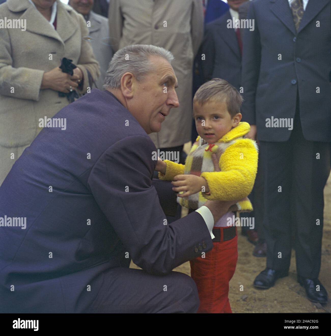 Skierniewice 06.05.1974. I sekretarz Komitetu Centralnego Polskiej Zjednoczonej Partii Robotniczej Edward Gierek (L) w Instytucie Sadownictwa i Warzywnictwa w Skierniewicach. uu PAP/Jan Morek Dok³adny dzieñ wydarzenia niestalony. Skierniewice 06. Mai 1974. 1st Sekretär des Zentralkomitees der Polnischen Vereinigten Arbeiterpartei, Edward Gierek (links) am Institut für Obst- und Gemüsekulturen in Skierniewice. uu PAP/Jan Morek Stockfoto