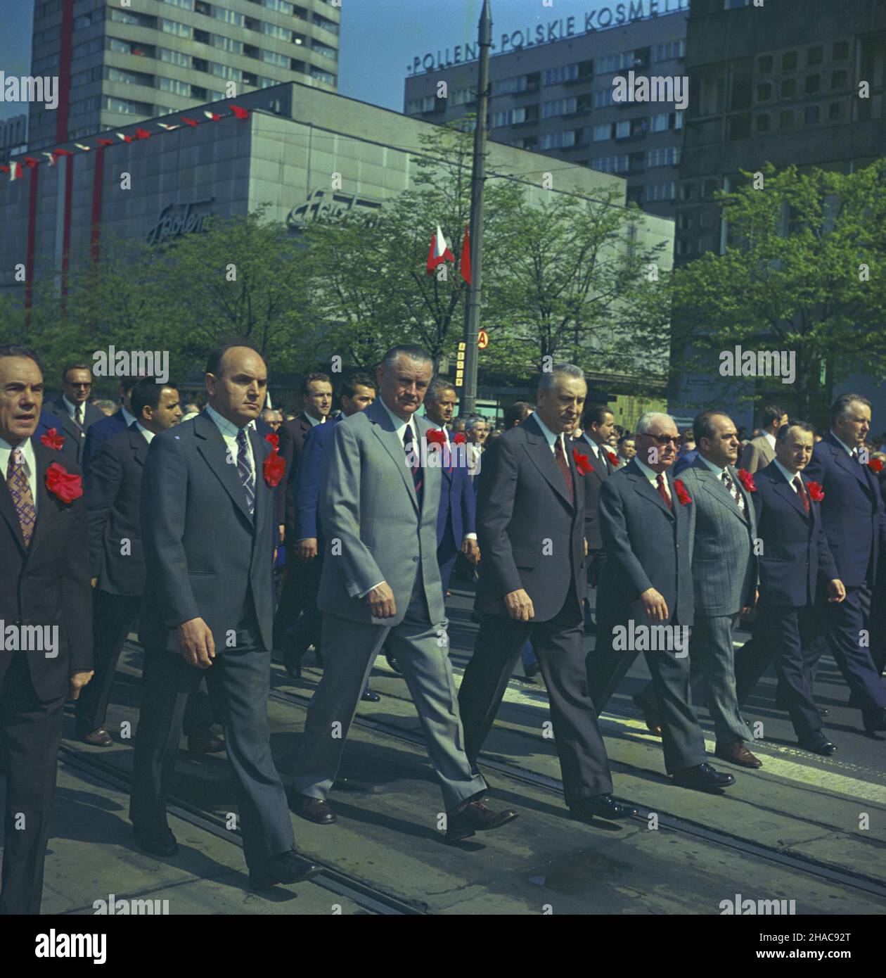 Warszawa 01.05.1974. Obchody Œwiêta Pracy. Przemarsz pochodu pierwszomajowego ulic¹ Marsza³kowsk¹. NZ. Przedstawiciele w³adz Polski Ludowej, w pierwszym rzêdzie od lewej: cz³onek Biura Politycznego sekretarz Komitetu Centralnego PZPR W³adys³aw Kruczek, i sekretarz Komitetu Warszawskiego PZPR w Warszawie Józef Kêpa, prezes RPR Ministrów Piotr Jaroszewalz Komerek, i Pritetu przewodnicz¹cy Pañstwa Jab³oñski cz³onek Biura Politycznego sekretarz Komitetu Centralnego PZPR Jan Szydlak, wicepremier Mieczys³aw Jagielski, cz³onek Biura Politycznego PZPR, Stockfoto
