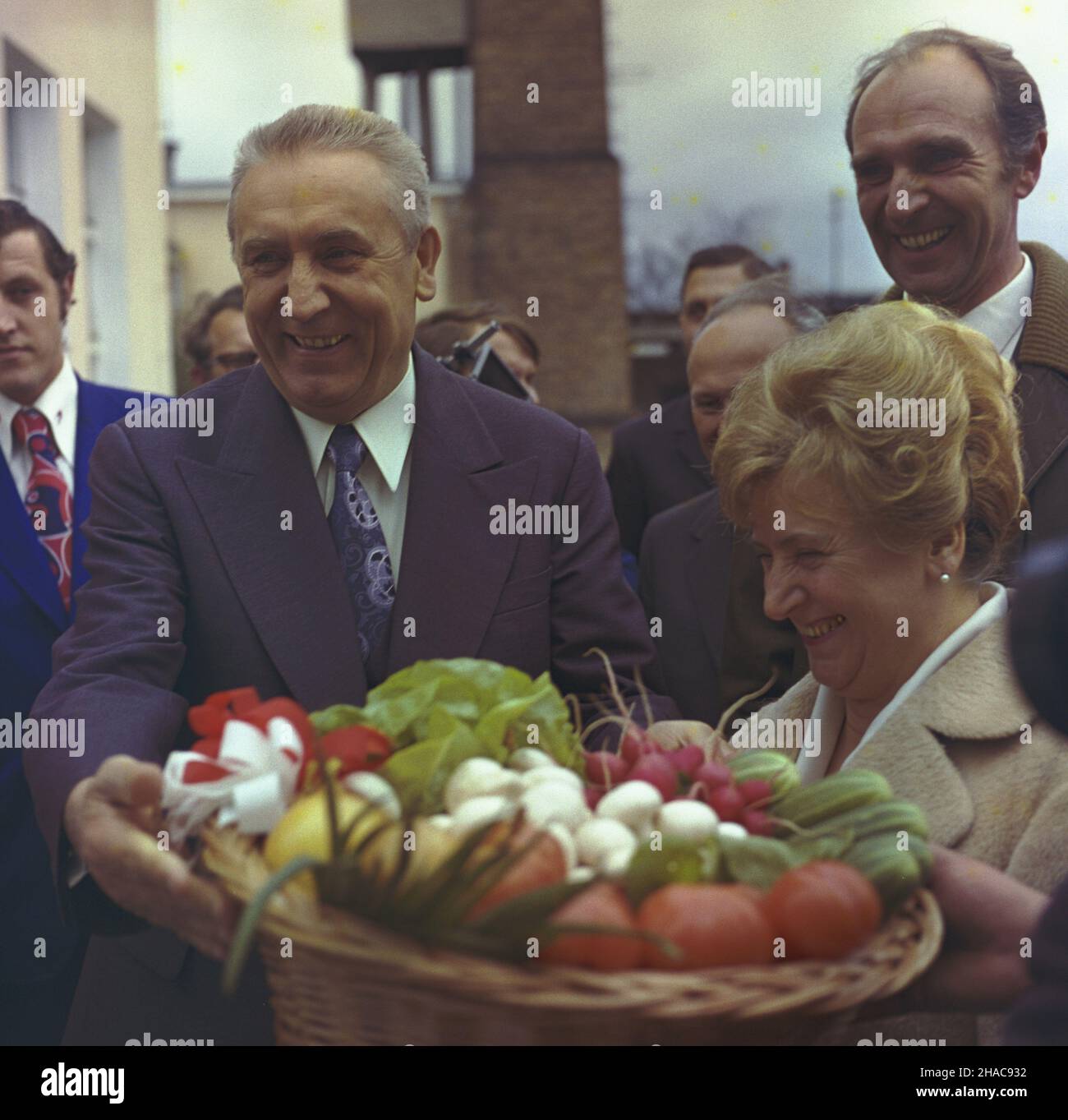 Skierniewice 06.05.1974. I sekretarz Komitetu Centralnego Polskiej Zjednoczonej Partii Robotniczej Edward Gierek (L) wraz z ma³¿onk¹ Stanis³aw¹ (2P) w Instytucie Sadownictwa i Warzywnictwa w Skierniewicach. uu PAP/Jan Morek Skierniewice 06. Mai 1974. 1st Sekretär des Zentralkomitees der Polnischen Vereinigten Arbeiterpartei Edward Gierek (links) mit seiner Gattin Stanislawa (2nd rechts) am Obst- und Gemüseanbau-Institut in Skierniewice. uu PAP/Jan Morek Stockfoto