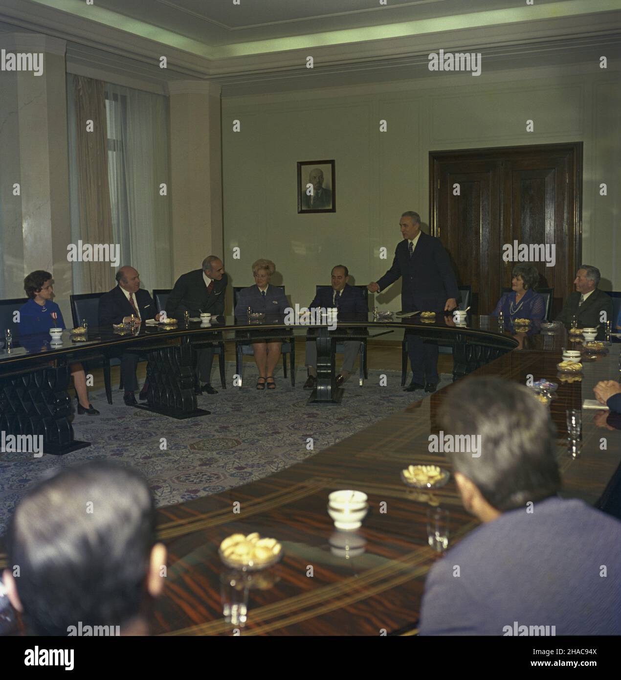 Warszawa 10.05.1974. Z okazji zawodowego œwiêta dnia Pracownika Komunalnego delegacjê pracowników gospodarki komunalnej i mieszkaniowej przyj¹³ i sekretarz Polskiej Zjednoczonej Partii Robotniczej Edward Gierek. NZ. m.in. przewodnicz¹cy Zarz¹du Centralnego Zwi¹zku Spó³dzielni Budownictwa Mieszkaniowego Stanis³aw Kukuryka (2L), Minister Gospodarki Terenowej i Ochrony Œrodowiska Jerzy Kusiak (3L), kierowca z Lublina Anna Firlej (4L), cz³onek Biura Politycznego sekretarz Komitetu Centralnego Znoczedjek w (Jan 5L), Edward znoczedrek Szentwer Wojewódzkiego K (6L) Stockfoto