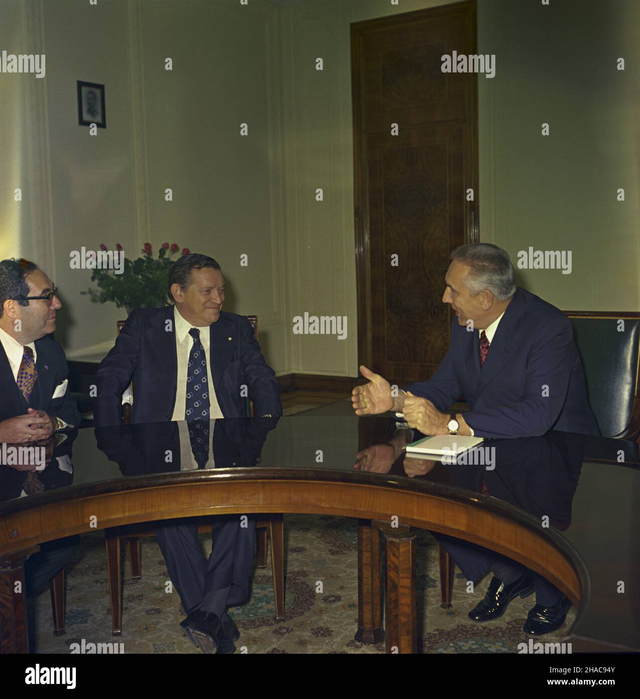 Warszawa 08.05.1974. I sekretarz Polskiej Zjednoczonej Partii Robotniczej Edward Gierek (P) przyj¹³ przewodnicz¹cego delegacji polityczno-gospodarczej Republiki Argentyny ministra gospodarki Jose Ber Gelbarda (C). uu PAP/Jan Morek Warschau, 08. Mai 1974. Der erste Sekretär der Polnischen Vereinigten Arbeiterpartei (PUWP), Edward Gierek (rechts), empfängt den Leiter der politischen und wirtschaftlichen Delegation der Republik Argentinien, Wirtschaftsminister Jose Ber Gelbard (in der Mitte). uu PAP/Jan Morek Stockfoto