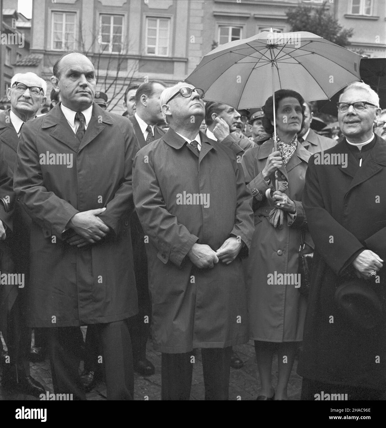 Warszawa 19.07.1974. Zakoñczenie pierwszego etapu odbudowy Zamku Królewskiego. Uroczystoœæ odby³a siê na placu Zamkowym z udzia³em cz³onków i goœci Obywatelskiego Komitetu Odbudowy Zamku Królewskiego (OKOZK) oraz licznie zgromadzonych mieszkañców Warszawy. NZ. od lewej: zastêpca przewodnicz¹cego Rady Pañstwa Janusz Groszkowski (w g³êbi), I sekretarz KW PZPR w Warszawie i przewodnicz¹cy OKOZK Józef Kêpa, przewodnicz¹cy Rady Pañstwa Henryk Jab³oñski z ¿on¹ Jadwig¹ Wierzbick¹, biskup pomocniczy warszawski Jerzy Modzelewski. mta PAP/Andrzej Kossobudzki Or³owski Warschau 19. Juli 1974. Der Nachteil Stockfoto