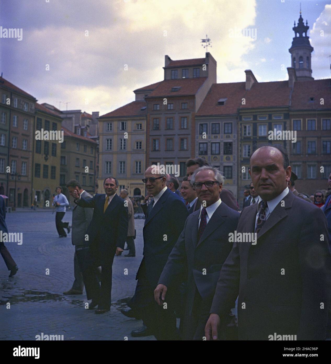 Warszawa 05.06.1974. Wizyta i sekretarza Komitetu Centralnego Niemieckiej Socjalistycznej Partii Jednoœci (SED) Niemieckiej Republiki Demokratycznej Ericha Honeckera w Polsce, 5-8 czerwca 1974 r. Nz. I sekretarz Komitetu Warszawskiego PZPR Józef Kêpa (1P), Honecker (2P), Premier NRD Horst Sindermann (3P) zwiedzaj¹ Stare Miasto. Z lewej naczelny Architekt Warszawy Tadeusz Szumielewicz (z uniesion¹ rêk¹). uu PAP/Jan Morek Warschau, Polen, 05. Juni 1974. Generalsekretär des Zentralkomitees der Sozialistischen Einheitspartei Deutschlands Erich Honecker (2-R), erster Sekretär des Warschauer Commits Stockfoto