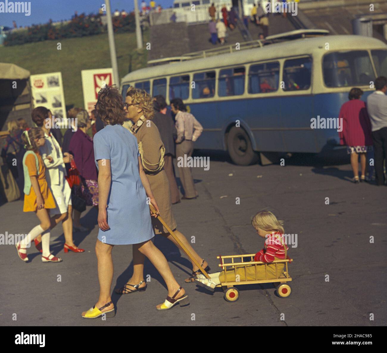 Warszawa 09,1974. W dniach 14-15 wrzeœnia obchody Œwiêta Trybuny Ludu, organu prasowego Polskiej Zjednoczonej Partii Robotniczej. Nz. Stadion Dziesiêciolecia Manifestu Lipcowego, na którym odbywaj¹ siê g³ówne uroczystoœci. uu PAP/Wojciech Kryñski Dok³adny dzieñ wydarzenia nieustalony. Warschau September 1974. Die Feierlichkeiten anlässlich des Tages der Tageszeitung Trybuna Ludu, der Zeitung der Polnischen Vereinigten Arbeiterpartei, fallen vom 14. Bis 15. September. Im Bild: Das Zehnjahresstadium des Manifests im Juli, in dem die wichtigsten Zeremonien abgehalten wurden. uu PAP/Wojciech Krynski Veranstaltungsdatum unbekannt. Stockfoto