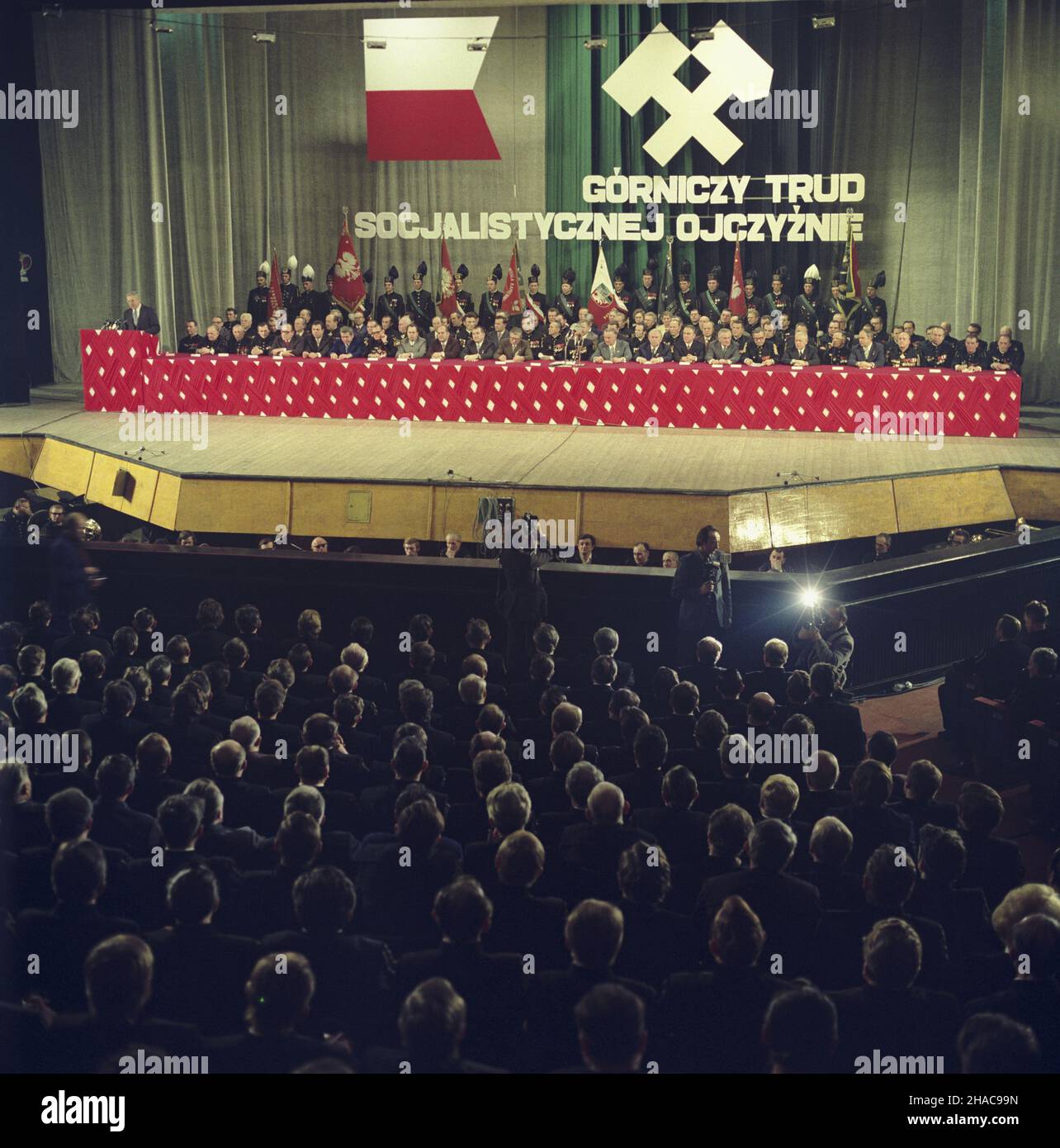 Wa³brzych 03.12.1974. Centralna akademia z okazji dnia Górnika (Barbórka). NZ. wyst¹pienie i sekretarza KC PZPR Edwarda Gierka. uu PAP/Janusz Rosikoñ Walbrzych 03. Dezember 1974. Die Hauptakademie am Vorabend des Bergarbeitertags (St. Barbara's Day, die Patronin der Bergleute, fällt am 6. Dezember). Im Bild: Ansprache des Sekretärs des Zentralkomitees der Polnischen Vereinigten Arbeiterpartei, Edward Gierek, uu PAP/Janusz Rosikon, 1st Stockfoto