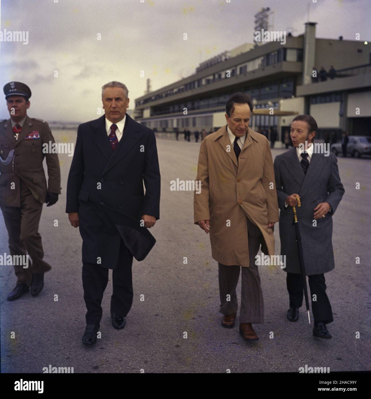 Portugalia Lizbona 17.01.1975. Wizyta i sekretarza PZPR Edwarda Gierka (2L). Powitanie polskiej delegacji na lotnisku przez premiere Republiki Portugalskiej genera³a Vasco dos Santos Goncalves'a (3L). uu Jan Morek Portugal Lissabon 17. Januar 1975. Der Besuch von Edward Gierek, dem Sekretär der Polnischen Vereinigten Arbeiterpartei aus dem Jahr 1st (2nd links). Die polnische Delegation wird am Flughafen vom Premierminister der Republik Portugal, General Vasco dos Santos Goncalves (3rd links), begrüßt. uu Jan Morek Stockfoto
