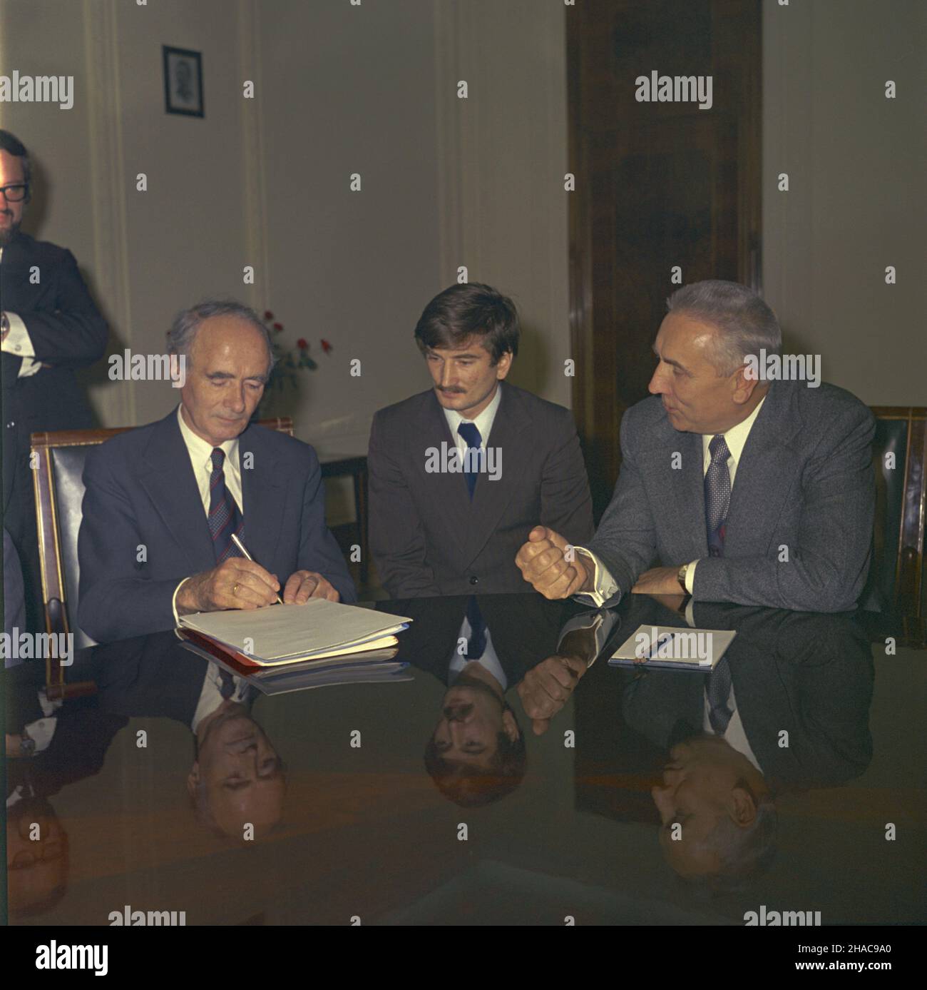 Warszawa 10,1974. Wizyta Premiera Norwegi Trygve Bratteli (L) w Polsce w dniach 19-24 paŸdziernika. Spotkanie z i sekretarzem Polskiej Zjednoczonej Partii Robotniczej Edwardem Gierkiem (P). uu PAP/Jan Morek Dok³adny dzieñ wydarzenia nieustalony. Warschau Oktober 1974. Der norwegische Premierminister Trygve Bratteli (links) besuchte Polen vom 19. Bis 24. Oktober. Im Bild: Treffen mit Edward Gierek (rechts), dem ersten Sekretär des Zentralkomitees der Polnischen Vereinigten Arbeiterpartei. uu PAP/Jan Morek Termin unbekannt. Stockfoto