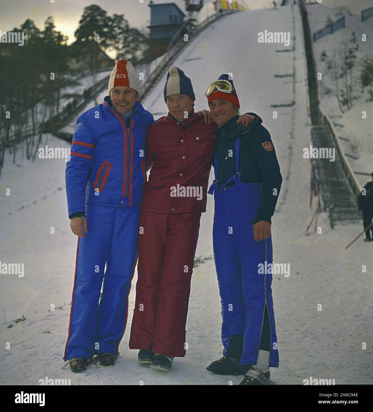 Rosja, Kawgo³ów k. Leningradu 25.03.1975. W dniach od 23 lutego do 1 marca odbywa³a siê V Spartakiada Armii ZaprzyjaŸnionych. NZ. zwyciêzcy konkursu skoków narciarskich, od lewej: Karel Kodejska (CSRS) - pierwsze miejsce, Jurij Kininin (ZSRR) - drugie miejsce, Stanis³aw Bobak (PRL) - trzecie miejsce. msa PAP/Leszek Fidusiewicz Russland, Kavgolov bei Leningrad 25. März 1975. Der zwischenstaatliche Sportkompositionszug der befreundeten Streitkräfte 5th fand vom 23. Februar bis 1. März statt. Im Bild: Skisprungsieger von links: Karel Kodejska (Sozialistische Republik Tschechoslowakei) mit 1st Tempi, Juri Kainin Stockfoto