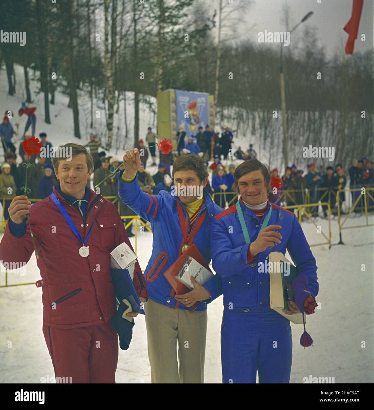 Rosja, Kawgo³ów k. Leningradu 25.03.1975. W dniach od 23 lutego do 1 marca odbywa³a siê V Spartakiada Armii ZaprzyjaŸnionych. NZ. zwyciêzcy konkursu skoków narciarskich, od lewej: Jurij Kininin (ZSRR) - drugie miejsce, Karel Kodejska (CSRS) - pierwsze miejsce, Stanis³aw Bobak (PRL) - trzecie miejsce. msa PAP/Leszek Fidusiewicz Russland, Kavgolov bei Leningrad 25. März 1975. Der zwischenstaatliche Sportkompositionszug der befreundeten Streitkräfte 5th fand vom 23. Februar bis 1. März statt. Im Bild: Skisprungsieger von links: Karel Kodejska (Sozialistische Republik Tschechoslowakei) mit 1st Tempi, Juri Kainin (U Stockfoto