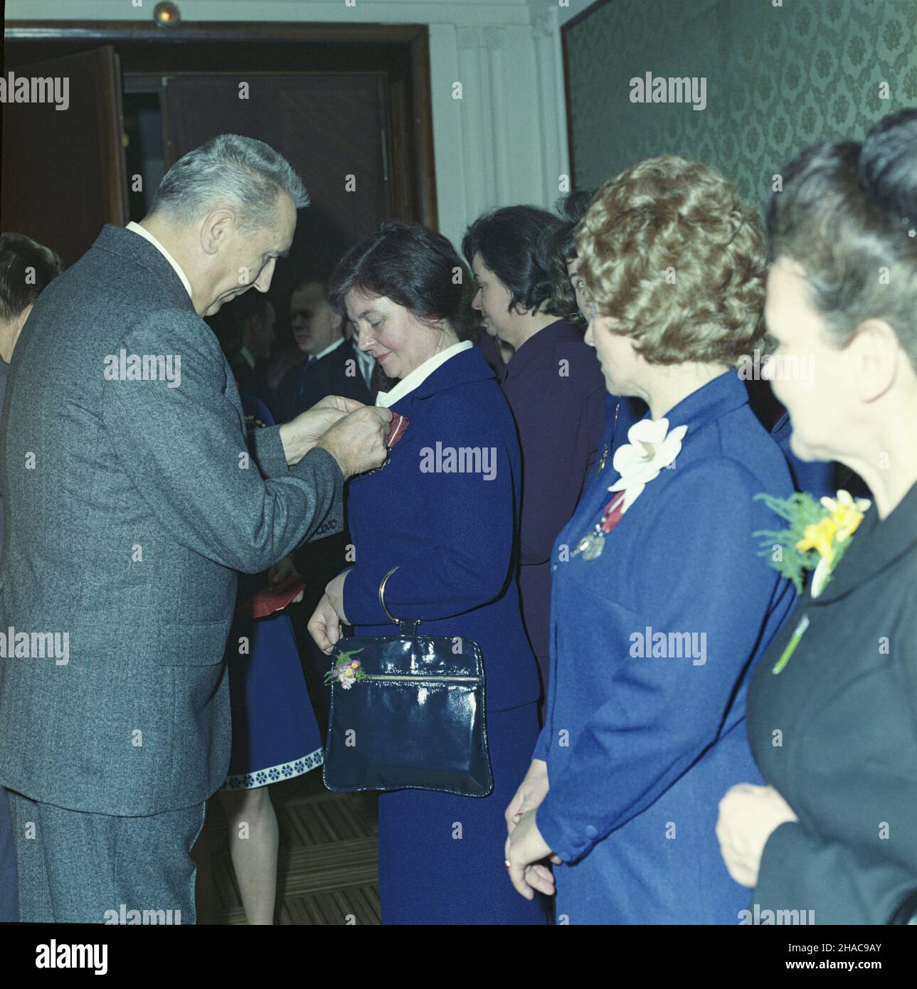 Warszawa 06.03.1975. Ogólnopolskie Spotkanie Kobiet w Filharmonii Narodowej. NZ. Dekoracji odznaczeniami pañstwowymi dokonuje i sekretarz KC PZPR Edward Gierek (1L). msa PAP/Jan Morek Warschau, 06. März 1975. Das Nationale Frauentreffen in der National Philharmonic Hall. Im Bild: Der erste Sekretär des Zentralkomitees der Polnischen Arbeiterpartei schmückt Frauen mit staatlichen Auszeichnungen. msa PAP/Jan Morek Stockfoto