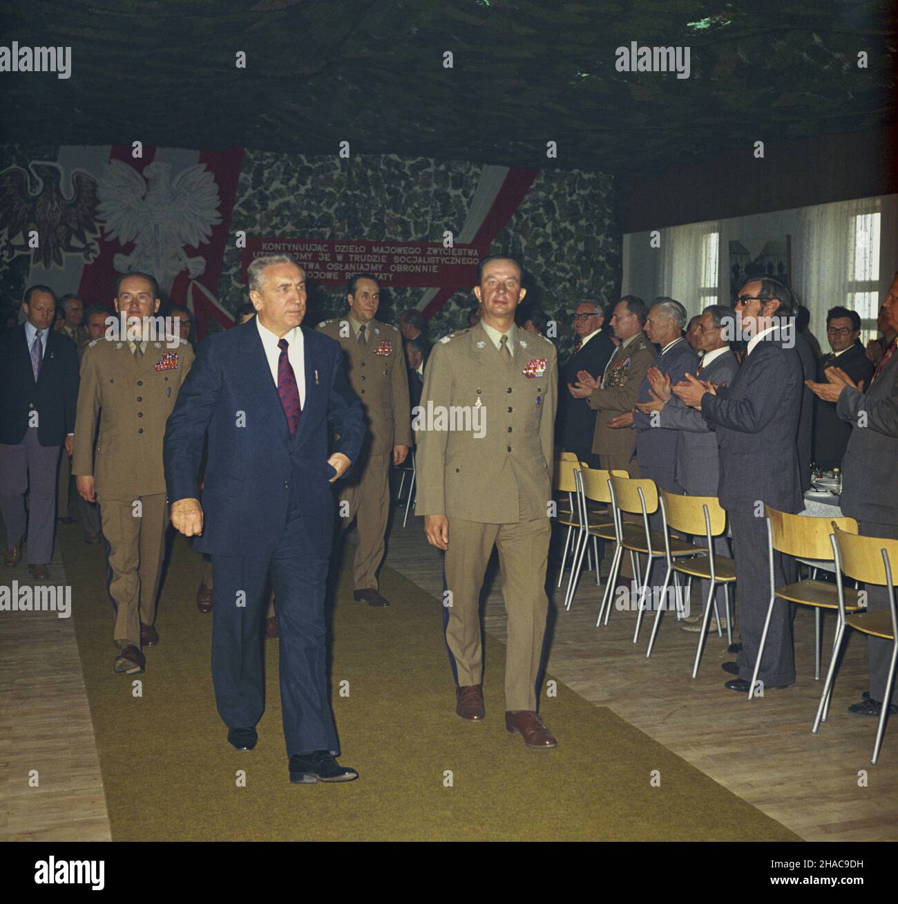 Niemcy Berlin 02.05.1975. Wizyta i sekretarza KC PZPR Edwarda Gierka (na pierwszym planie) w III Berliñskim Zmechanizowanym Pu³ku Piechoty. Wœród oficerów Wojska Polskiego Minister obrony genera³ Wojciech Jaruzelski (za Gierkiem z lewej). msa PAP/Jan Morek Deutschland Berlin 02. Mai 1975. Der erste Sekretär des PUWP CC besucht das 3rd in Berlin ansässige mechanisierte Infanterie-Regiment. Polens nationaler Verteidigungsminister Wojciech Jaruzelski (hinter Gierek, von links) unter den Offizieren der polnischen Armee. msa PAP/Jan Morek Stockfoto