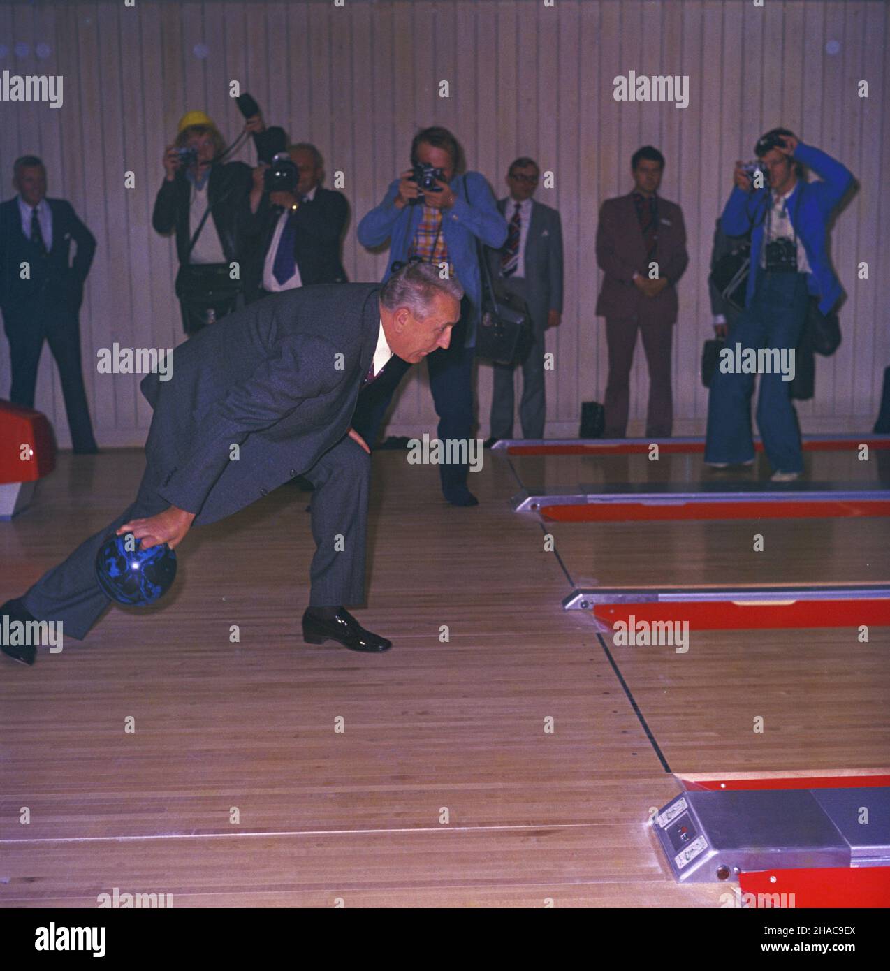 Szwecja Sztokholm 05.06.1975. Wizyta Edwarda Gierka w Szwecji (2-5 czerwca). Nz. I sekretarz KC PZPR Edward Gierek w krêgielni. msa PAP/Jan Morek Schweden Stockholm 05. Juni 1975. Edwarda Gierek besucht Schweden (2.-5. Juni). Im Bild: 1st Sekretär der Polnischen Vereinigten Arbeiterpartei Edward Gierek in einem Bowlingraum. msa PAP/Jan Morek Stockfoto