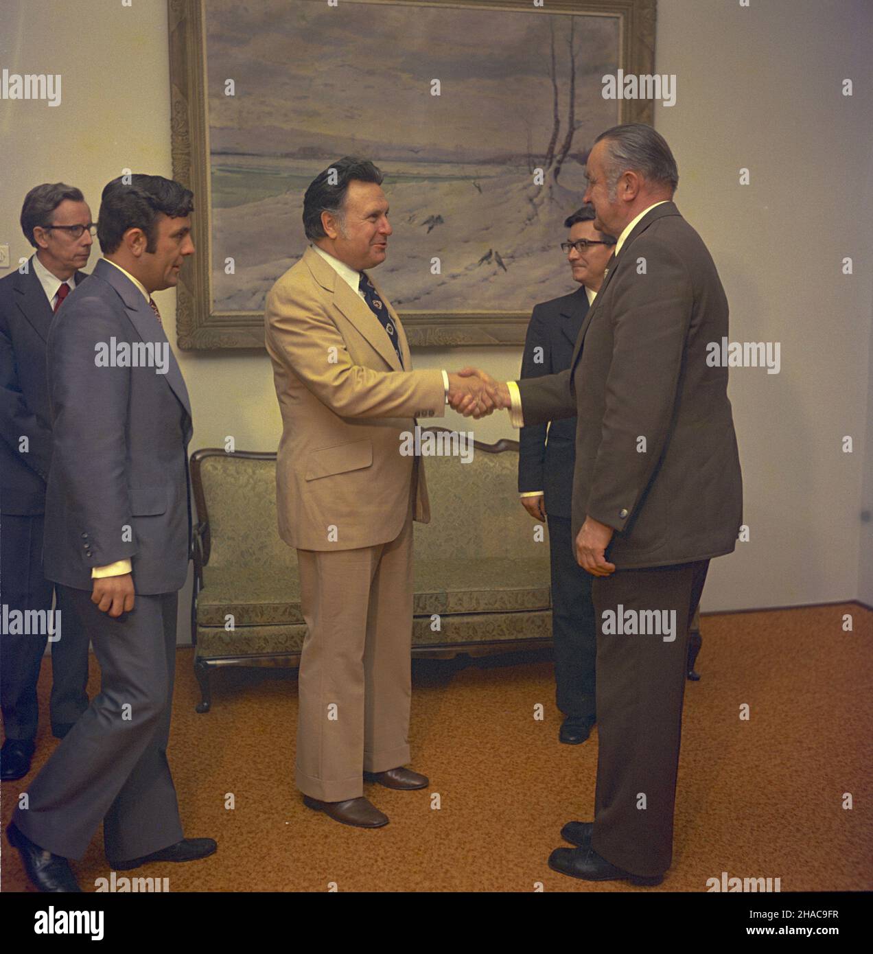 Warszawa 03.10.1975. Wizyta ministra spraw zagranicznych Kanady Allana J. MacEachen'a w Polsce (29,09-4,10). NZ. minister Allan J. MacEachen (3L) premierminister piotr Jaroszewicz (1P). msa PAP/Woody Ochnio Warschau 03. Oktober 1975. Der Besuch des kanadischen Außenministers Allan J. MacEachen in Polen (29. September bis 4. Oktober). Im Bild: Minister Allan J. Mac Eachen (3rd links) und Premierminister der polnischen Volksrepublik Piotr Jaroszewicz (1st rechts). msa PAP/Woody Ochnio Stockfoto