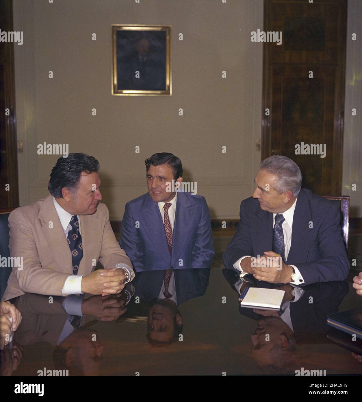 Warszawa 03.10.1975. Wizyta ministra spraw zagranicznych Kanady Allana J. MacEachen'a w Polsce (29,09-4,10). NZ. minister Allan J. Mac Eachen (L) i sekretarz KC PZPR Edward Gierek (P) w siedzibie KC. msa PAP/Woody Ochnio Warschau 03. Oktober 1975. Der Besuch des kanadischen Außenministers Allan J. MacEachen in Polen (29. September bis 4. Oktober). Im Bild: Minister Allan J. Mac Eachen (links) und 1st Sekretär des Zentralkomitees der Polnischen Vereinigten Arbeiterpartei, Edward Gierek (rechts) im Gebäude des Zentralkomitees. msa PAP/Woody Ochnio Stockfoto