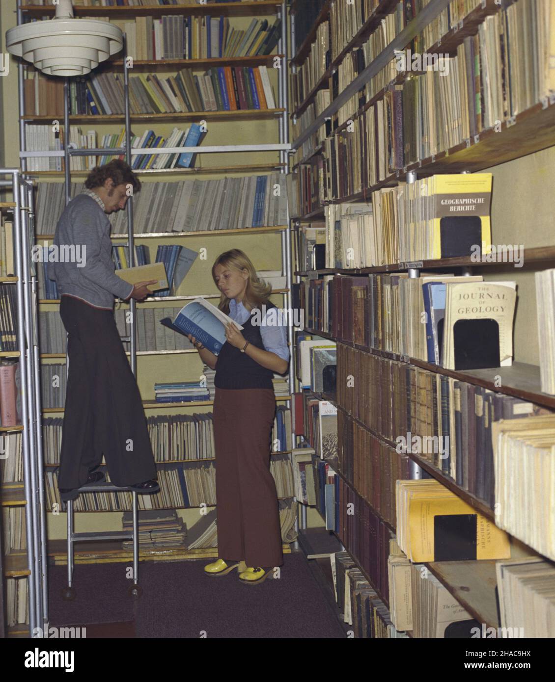 Poznañ 1976. Uniwersytet im. Adama Mickiewicza. NZ. studenci w bibliotece Instytutu Geografii. ka PAP/Bogdan £opieñski Dok³adny miesi¹c i dzieñ wydarzenia nieustalone. *** Ortsüberschrift *** Posen 1976. Adam-Mickiewicz-Universität. Im Bild: Studenten in der Bibliothek des Geographischen Instituts. ka PAP/Bogdan £opienski genaues Ereignisdatum unbekannt. Stockfoto