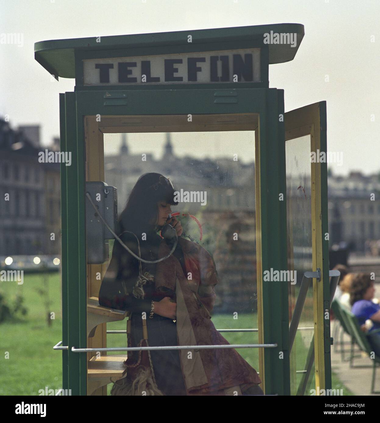 Warszawa 1976. Kobieta w budce telefonicznej na Starym Mieœcie. ka PAP/Tomasz Listopadzki Dokadny miesi¹c i dzieñ wydarzenia nieustalone. Warschau 1976. Eine Frau in einer Telefonzelle in der Warschauer Altstadt. ka PAP/Tomasz Listopadzki genaues Ereignisdatum unbekannt. Stockfoto