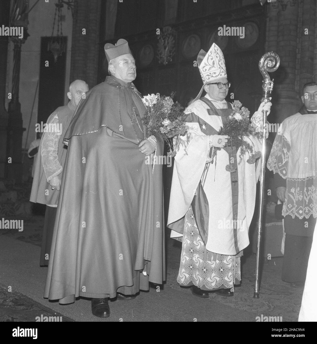 Wroc³aw 02.02.1976. Ingres Metropolity wroc³awskiego arcybiskupa Henryka Gulbinowicza (2P) do archikatedry pw. œw. Jana Chrzciciela. W uroczystoœci uczestniczy³ prymas Polski kardyna³ Stefan Wyszyñski (L). mta PAP/Andrzej Kossobudzki Or³owski Breslau, 02. Februar 1976. Das Eindringen des Metropoliten von Breslau, Henryk Gulbinowicz (2nd rechts) in die Kathedrale St. Johannes des Täufers. Die Zeremonie, an der der polnische Primas Kardinal Stefan Wyszynski (links) teilnahm, mta PAP/Andrzej Kossobudzki Orlowski Stockfoto