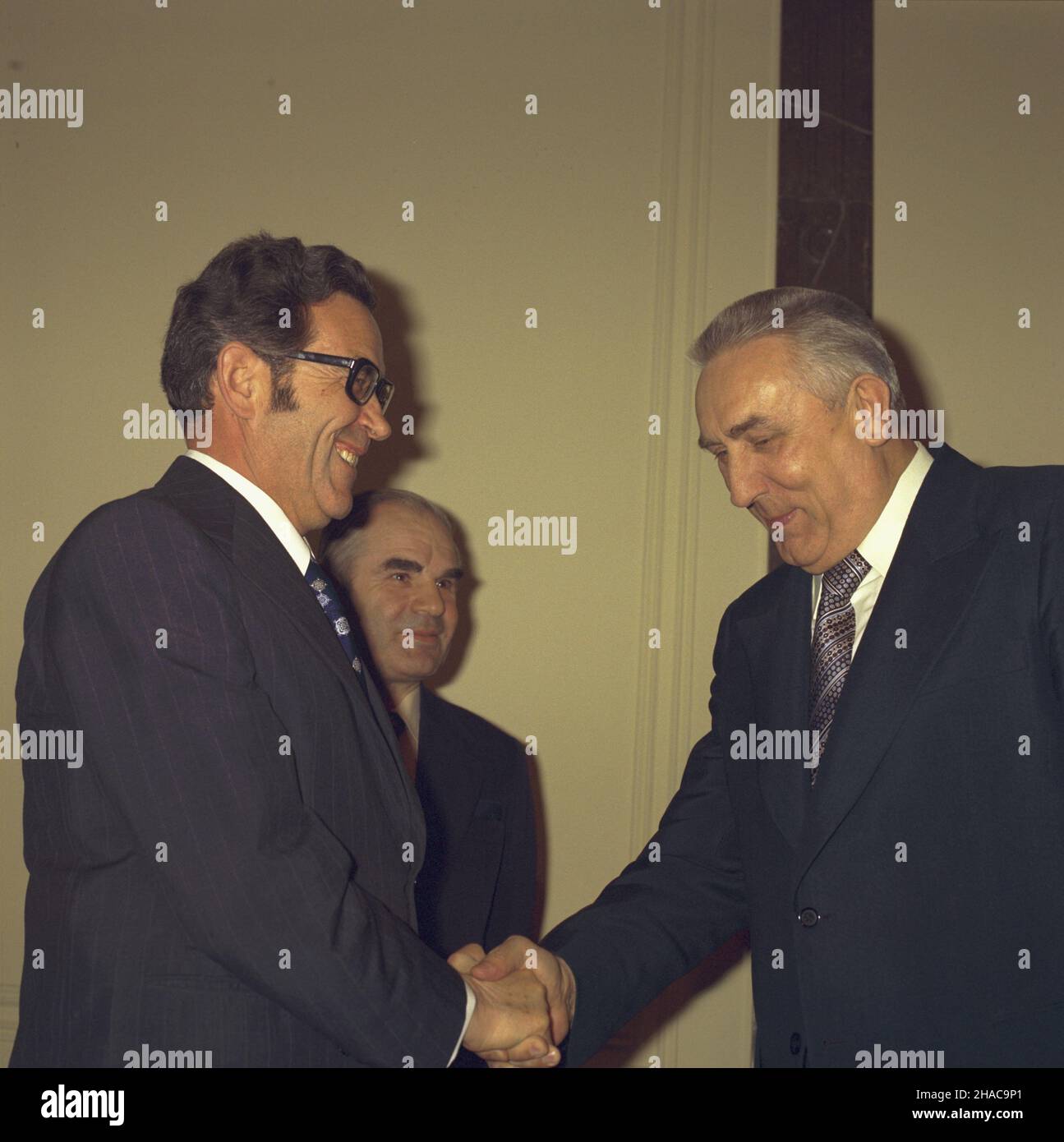 Warszawa 15.04.1976. Wizyta premiere Bu³garskiej Republiki Ludowej Stanko Todorowa (15-17 kwietnia). NZ. premier Todorow (L) i sekretarz KC PZPR Edward Gierek (P). msa PAP/Jan Morek Warschau, 15. April 1976. Der Premierminister der Volksrepublik Bulgarien, Stanko Todorov, besucht Polen (15-17. April). Bild: PM Todorov (links) und erster Sekretär des Zentralkomitees der Polnischen Vereinigten Arbeiterpartei Edward Gierek (rechts). msa PAP/Jan Morek Stockfoto