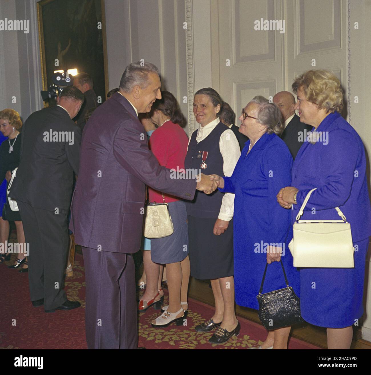 Warszawa 25.05.1974. W przeddzieñ dnia Matki i sekretarz Komitetu Centralnego Polskiej Zjednoczonej Partii Robotniczej Edward Gierek (C) goœci³ w Urzêdzie Rady Ministrów reprezentacjê pracuj¹cych matek z ca³ego kraju. uu PAP/Jan Morek Warschau, 25. Mai 1974. Am Vorabend des Muttertages empfing Edward Gierek, der erste Sekretär der Polnischen vereinigten Arbeiterpartei, eine Delegation von berufstätigen Müttern aus dem ganzen Land im Büro des Ministerrates. uu PAP/Jan Morek Stockfoto