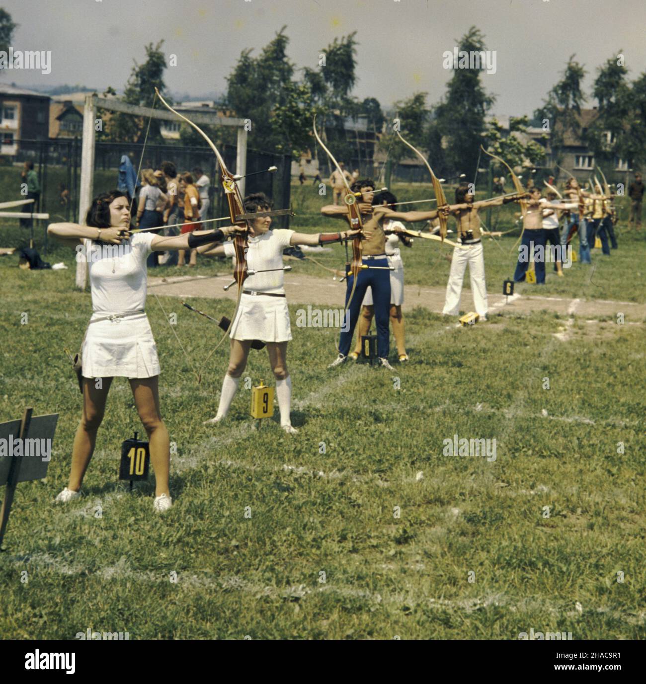 Nowy S¹cz 07,1976. Zawody ³ucznicze na stadionie miejskim. ka PAP/Bogdan £opieñski Dok³adny dzieñ wydarzenia nieustalony. Nowy Sacz, Juli 1976. Ein Bogenschießwettbewerb im Stadtstadion. ka PAP/Bogdan £opienski Veranstaltungstag unbekannt. Stockfoto