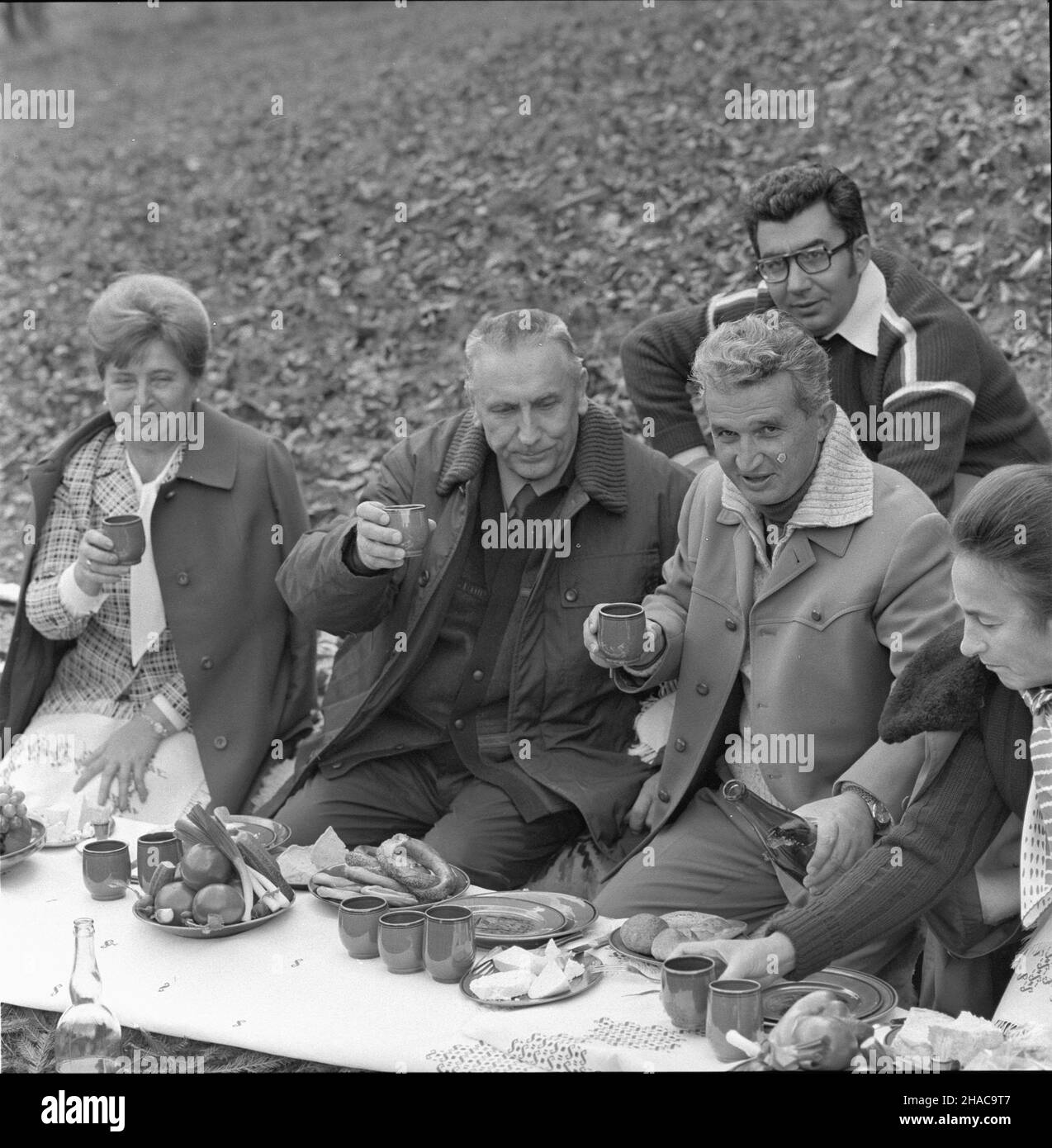 Rumunia 10,1976. I sekretarz KC PZPR Edward Gierek podczas wizyty w Rumunii wzi¹³ udzia³ w polowaniu w Karpatach. NZ. na pierwszym planie od lewej: Stanis³awa Gierek, Edward Gierek, sekretarz generalny RPK Nicolae Ceausescu i jego ¿ona Elena. meg PAP/Jan Morek Dok³adny dzieñ wydarzenia nieustalony. Rumänien, Oktober 1976. Edward Gierek (2-L), der erste Sekretär des Zentralkomitees der Vereinigten Polnischen Arbeiterpartei, seine Frau Stanislawa Gierek (L), der Generalsekretär der Kommunistischen Partei Rumäniens Nicolae Ceausescu (2-R) und seine Frau Elena Ceausescu (R) bei einem Picknick während einer Pause in Hunnen Stockfoto