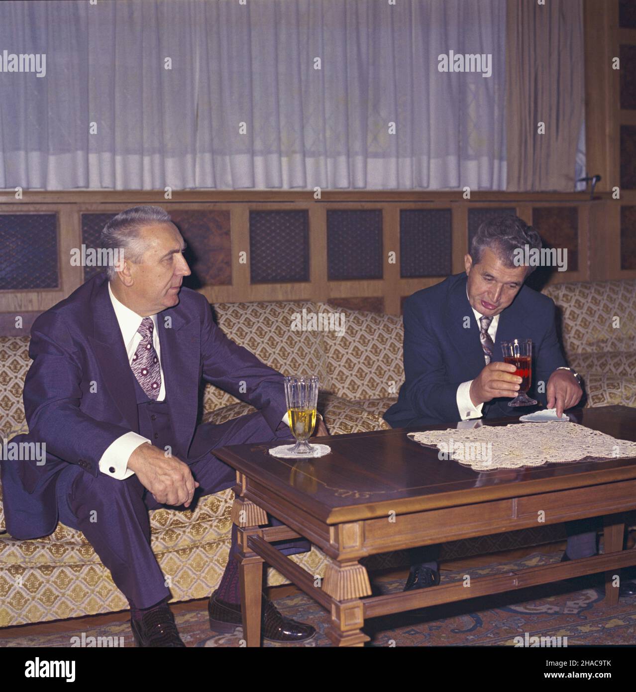 Rumunia 10,1976. Na zaproszonie sekretarza generalnego RPK Nicolae Ceausescu, w dniach 7-10 paŸdziernika przebywa³ z wizyt¹ w Rumunii i sekretarz KC PZPR Edward Gierek. NZ. rumuñski przywódca Nicolae Ceausescu (P) i Edward Gierek. ka PAP/Jan Morek Dok³adny dzieñ wydarzenia nieustalony. Rumänien Oktober 1976. 1st Edward Gierek, Sekretär des Zentralkomitees der Polnischen Vereinigten Arbeiterpartei, besuchte Rumänien am 7-10. Oktober auf Einladung des Generalsekretärs der rumänischen Kommunistischen Partei Nicolae Ceausescu. Im Bild: Rumäniens Anführer Nicolae Ceausescu (rechts) und Edward Giere Stockfoto