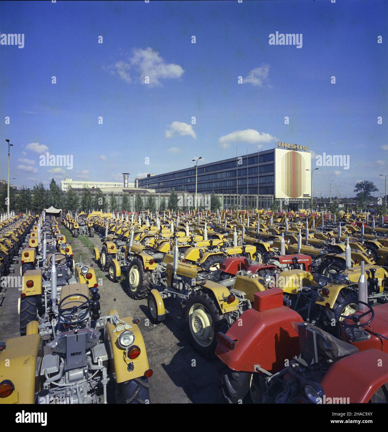 Warszawa 1977. Zak³ady Mechaniczne Ursus. NZ. Wyprodukowane ci¹gniki. js PAP/Jan Morek Dok³adny miesi¹c i dzieñ wydarzenia nieustalone. Warschau, 1977. Der Traktor-Hersteller von Ursus. Bild: Traktoren. js PAP/Jan Morek Veranstaltungstag unbekannt Stockfoto