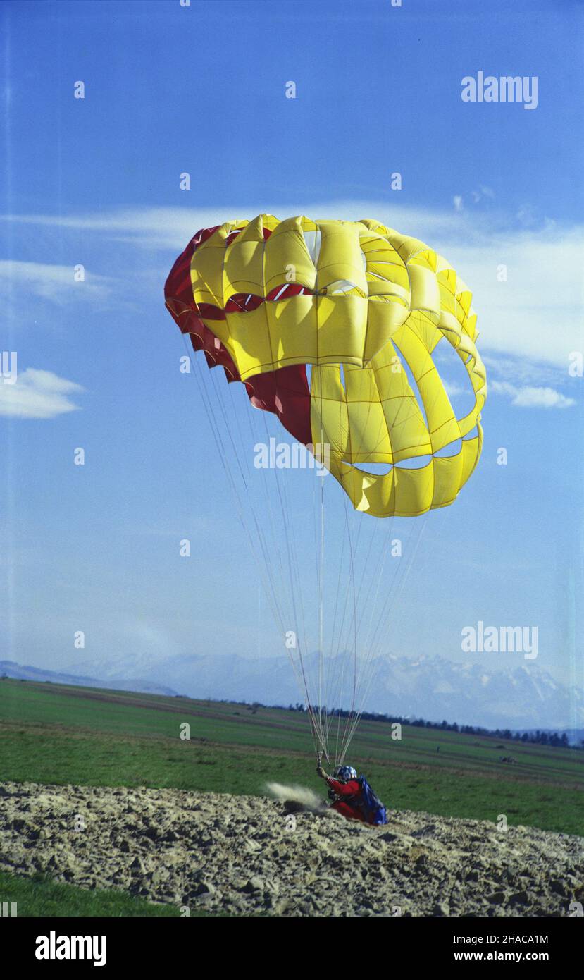 Nowy Targ 1977. Skoki spadochronowe. W g³êbi pasmo Tatr. ka PAP/Lech Zielaskowski Dok³adny miesi¹c i dzieñ wydarzenia nieustalone. Nowy Targ, 1977. Fallschirmspringen. Im Hintergrund eine Reihe der Tatra. ka PAP/Lech Zielaskowski genaues Ereignisdatum unbekannt. Stockfoto