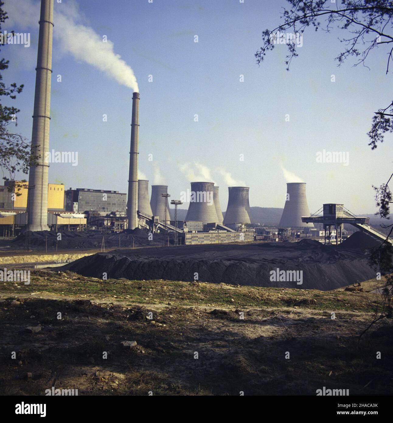 Trzebinia 03,1977. Elektrowna cieplna (wêglowa) Siersza. ka PAP/Jan Morek Dok³adny dzieñ wydarzenia nieustalony. Trzebinia, März 1977. Das Heizkraftwerk Siersza. ka PAP/Jan Morek Veranstaltungstag unbekannt. Stockfoto