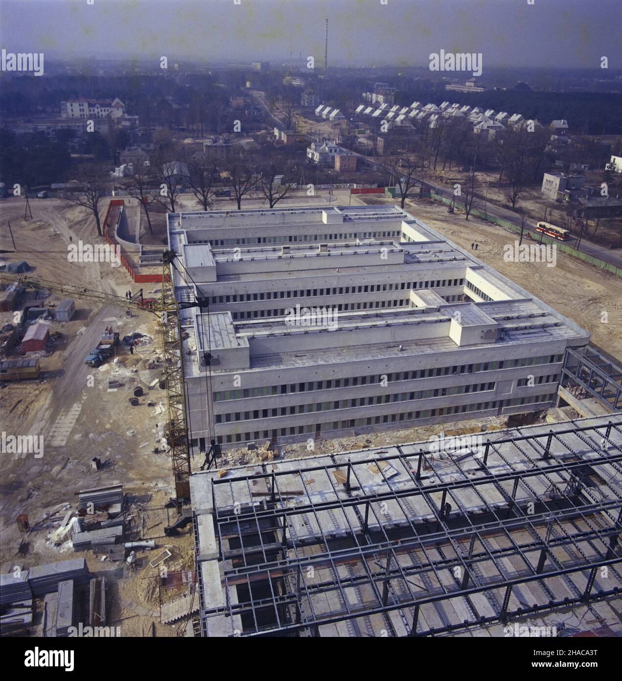 Warszawa 03,1977. Miêdzylesie. Budowa Centrum Zdrowia Dziecka, szpitala pomnika upamiêtniaj¹cego dzieci – ofiary II wojny œwiatowej. ka PAP/Leszek £o¿yñski Dok³adny dzieñ wydarzenia nieustalony. Warschau, März 1977. Die Miedzylesie Wohnsiedlung. Bau des Kindergedenkmal-Gesundheitszentrums, eines Krankenhauses - Denkmal für Kinder - Opfer des zweiten Weltkrieges. ka PAP/Leszek Lozynski Veranstaltungstag unbekannt. Stockfoto