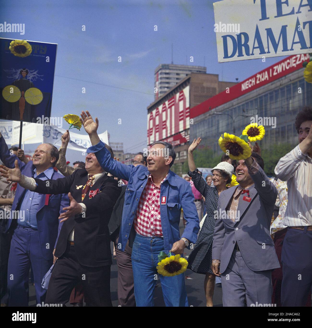 Warszawa 01.05.1977. Œwiêto Pracy. Pochód pierwszomajowy na ulicy Marsza³kowskiej. NZ. Aktorzy Teatru Dramatycznego w Warszawie, od lewej: Zygmunt Kêstowicz, Józef Nowak, Gustaw Holoubek. gr PAP/Miros³aw Stankiewicz Warschau, Polen, 01. Mai 1977. Schauspieler des Dramatyczny-Theaters in Warschau Zygmunt Kestowicz (L), Jozef Nowak (2-L) und Gustaw Holoubek (3-L) nehmen an der Parade zum Arbeitertag in Warschau Teil. PAP/MIROSLAW STANKIEWICZ Stockfoto