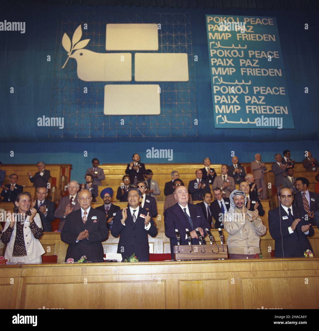 Warszawa 06.05.1977. Œwiatowe Zgromadzenie Budowniczych Pokoju w Sali Kongressowej Pa³acu Kultury i Nauki (6-13.05.1977). NZ. od prawej by³y prezydent Portugalii Francisco de Costa Gomes, przewodnicz¹cy Komitetu Wykonawczego Organizacji Wyzwolenia Palestyny Jaser Arafat, przewodnicz¹cy Ogólnopolskiego Komitetu Pokoju Józef Cyrankiewicz, sekretarz generalny Œwiatowej Rady Pokoju Romesh Chandra. ka PAP/Leszek £o¿yñski Warschau, 6. Mai 1977. Das Welttreffen der Friedensstifter in der Kongresshalle des Kultur- und Wissenschaftspalastes (6-13. Mai 1977). Bild von rechts: Ehemaliger Präsident von Stockfoto