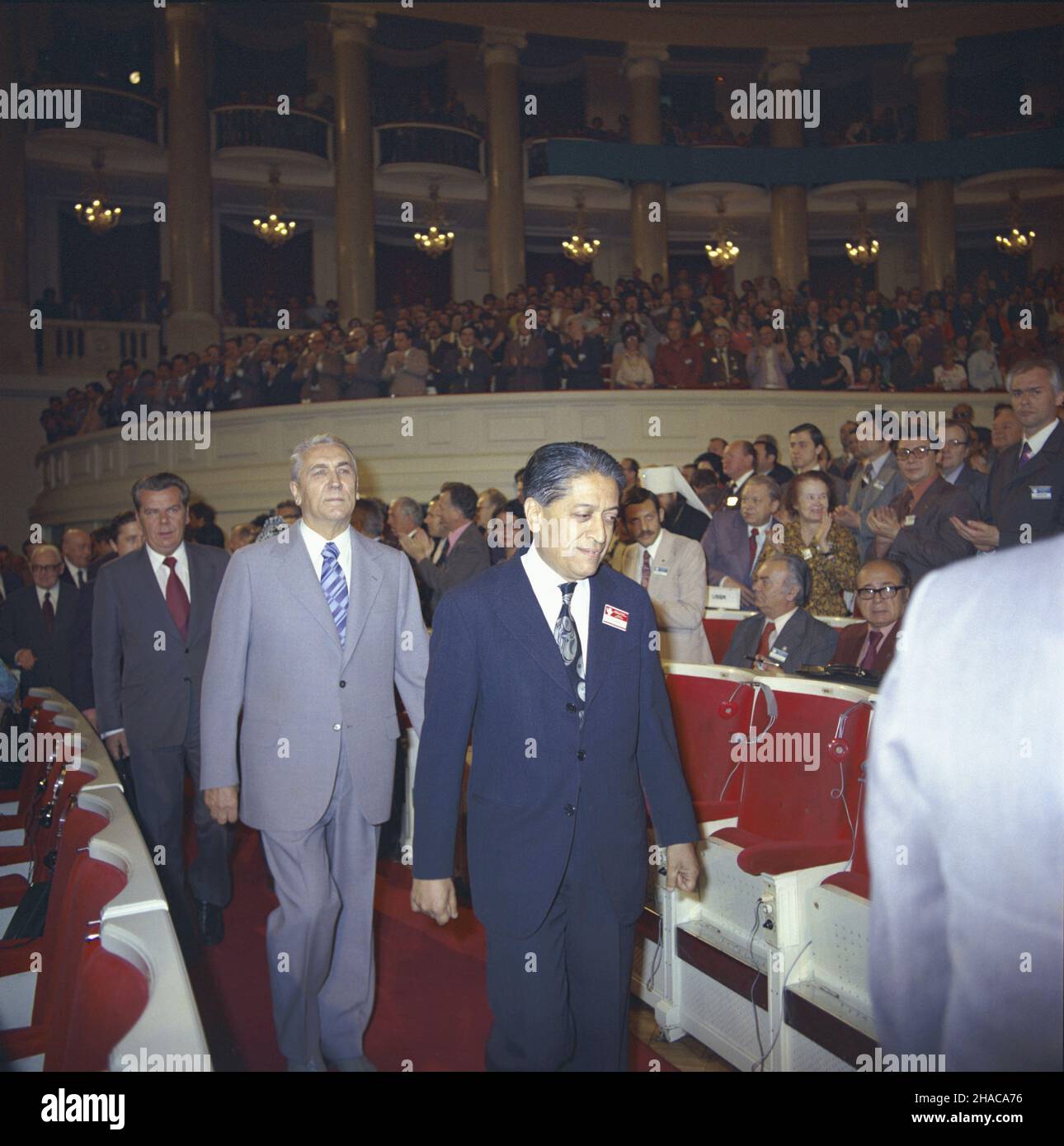 Warszawa 06.05.1977. Œwiatowe Zgromadzenie Budowniczych Pokoju w Sali Kongressowej Pa³acu Kultury i Nauki (6-13.05.1977). NZ. na pierwszym planie od prawej: Sekretarz generalny Œwiatowej Rady Pokoju Romesh Chandra, i sekretarz Komitetu Centralnego Polskiej Zjednoczonej Partii Robotniczej Edward Gierek. ka PAP/Leszek £o¿yñski Warschau, 6. Mai 1977. Das Welttreffen der Friedensstifter in der Kongresshalle des Kultur- und Wissenschaftspalastes (6-13. Mai 1977). Im Bild: Generalsekretär des Weltfriedensrates Romesh Chandra, 1st Sekretär des Zentralkomitees der Polnischen Vereinigten wo Stockfoto