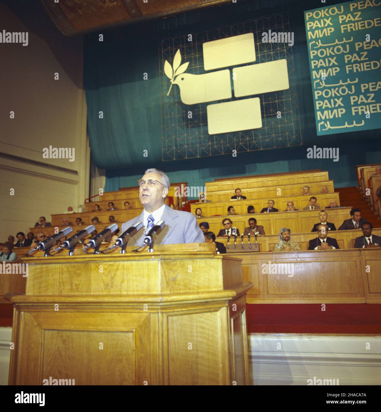 Warszawa 06.05.1977. Œwiatowe Zgromadzenie Budowniczych Pokoju w Sali Kongressowej Pa³acu Kultury i Nauki (6-13.05.1977). NZ. przemówienie i sekretarza Komitetu Centralnego Polskiej Zjednoczonej Partii Robotniczej Edwarda Gierka. ka PAP/Leszek £o¿yñski Warschau, 6. Mai 1977. Das Welttreffen der Friedensstifter in der Kongresshalle des Kultur- und Wissenschaftspalastes (6-13. Mai 1977). Im Bild: Edward Gierek, Sekretär des Zentralkomitees der Polnischen Vereinigten Arbeiterpartei (1st), sprach zu den Versammelten. ka PAP/Leszek Lozynski Stockfoto